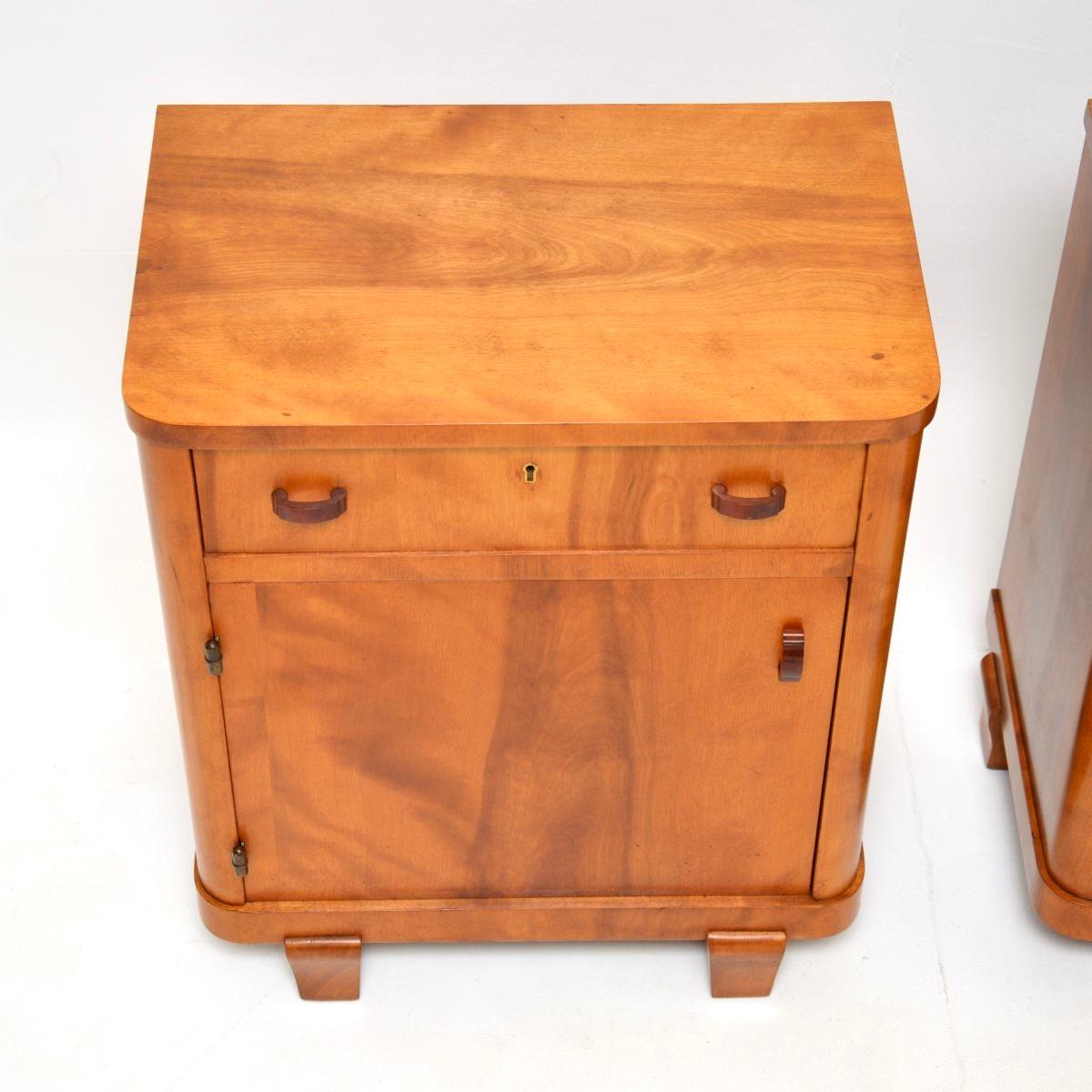 Coppia di comodini svedesi in noce Art Déco in vendita 1