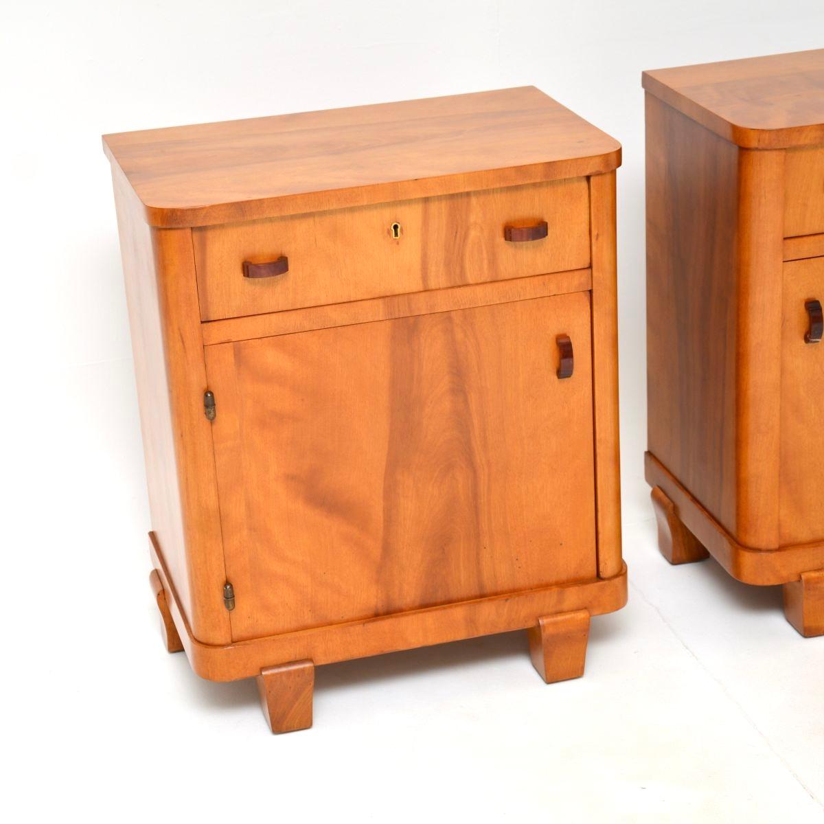 Coppia di comodini svedesi in noce Art Déco in vendita 3