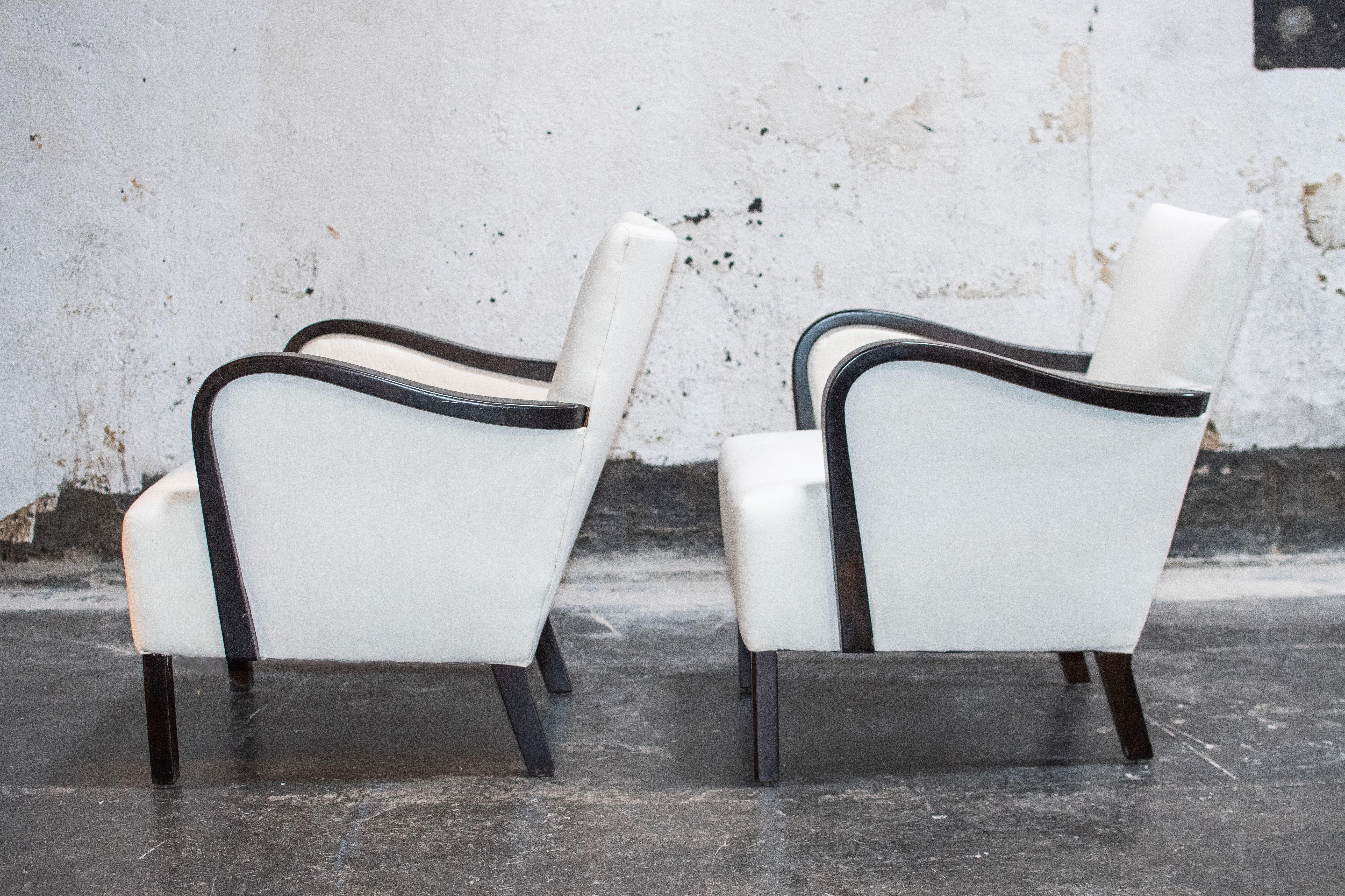 Paar neu restaurierte schwedische Art Moderne Armstühle. Skandinavische Innenräume haben oft sehr niedrige Decken, um die Wärme einzudämmen, und die Sitzmöbel sind in der Regel sehr klein.  ist aber aufgrund der Sitztiefe und des Sitzabstandes