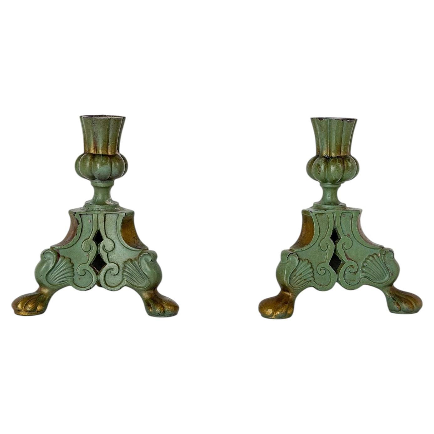 Paire de bougeoirs suédois en fonte de style Art nouveau, avec leur finition verte d'origine.
