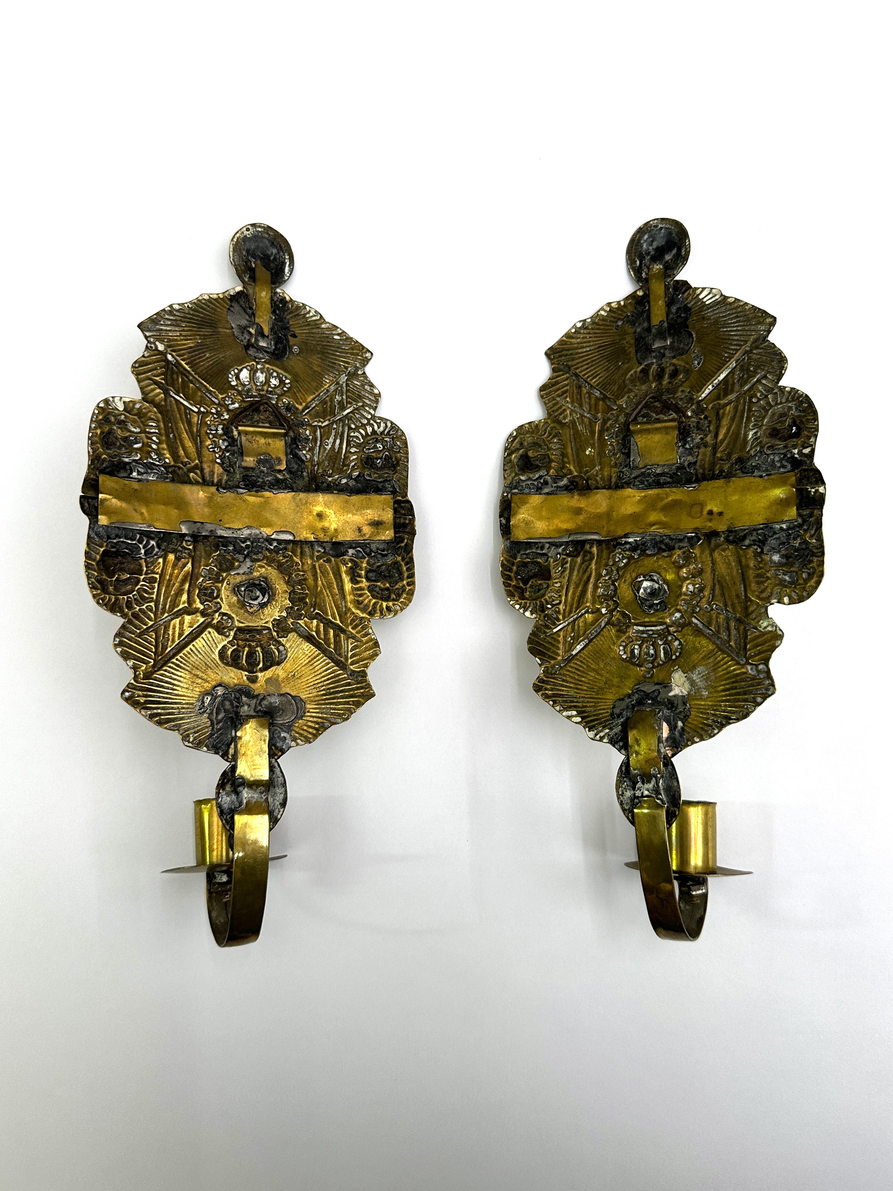 Pair of Swedish Arts & Crafts Oval Repoussé Brass Wall Candle Sconces In Good Condition In New York, NY