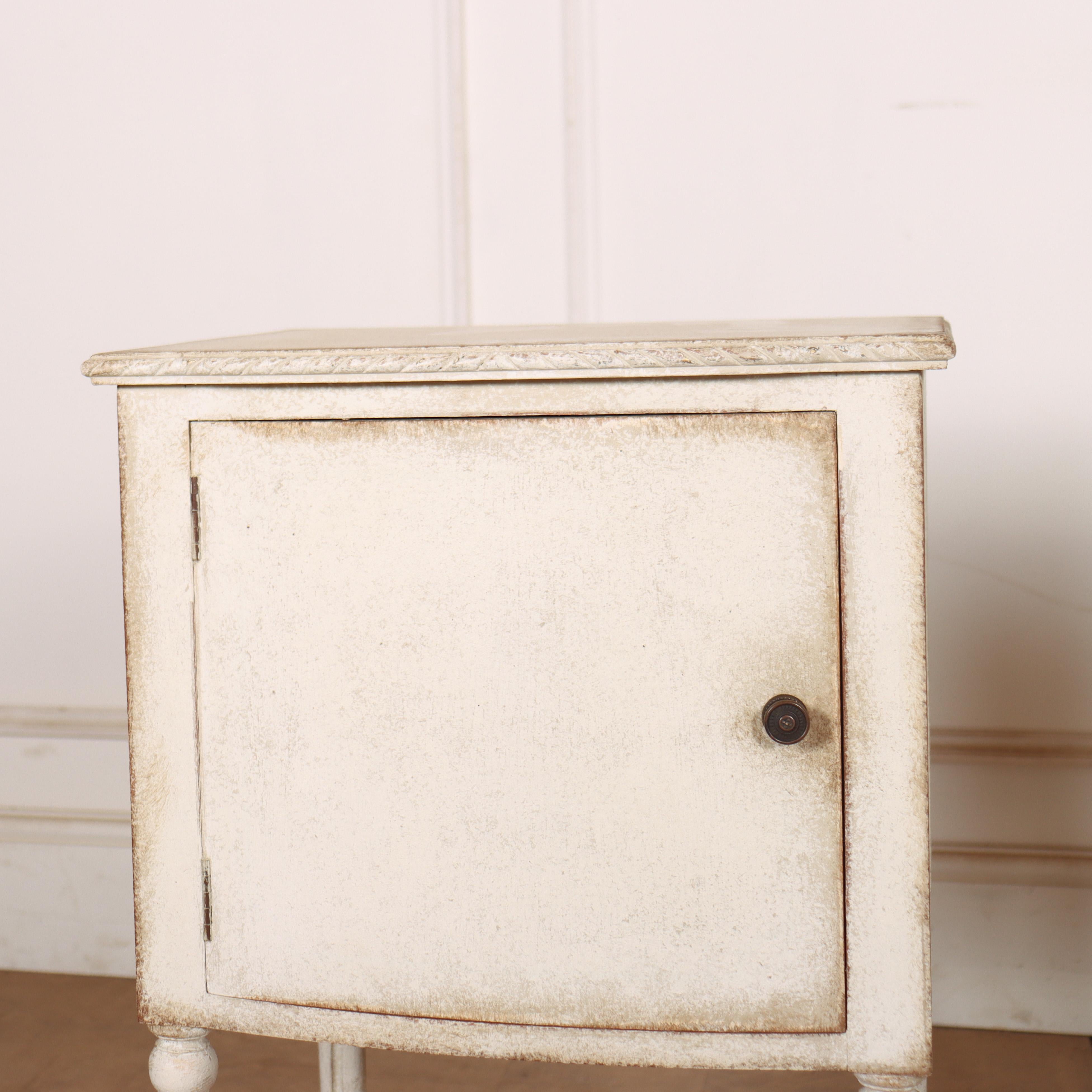 Bonne paire de tables de chevet en pin peint suédois du début du 20e siècle. 1920.


Code : 8918

Dimensions :
W: 15