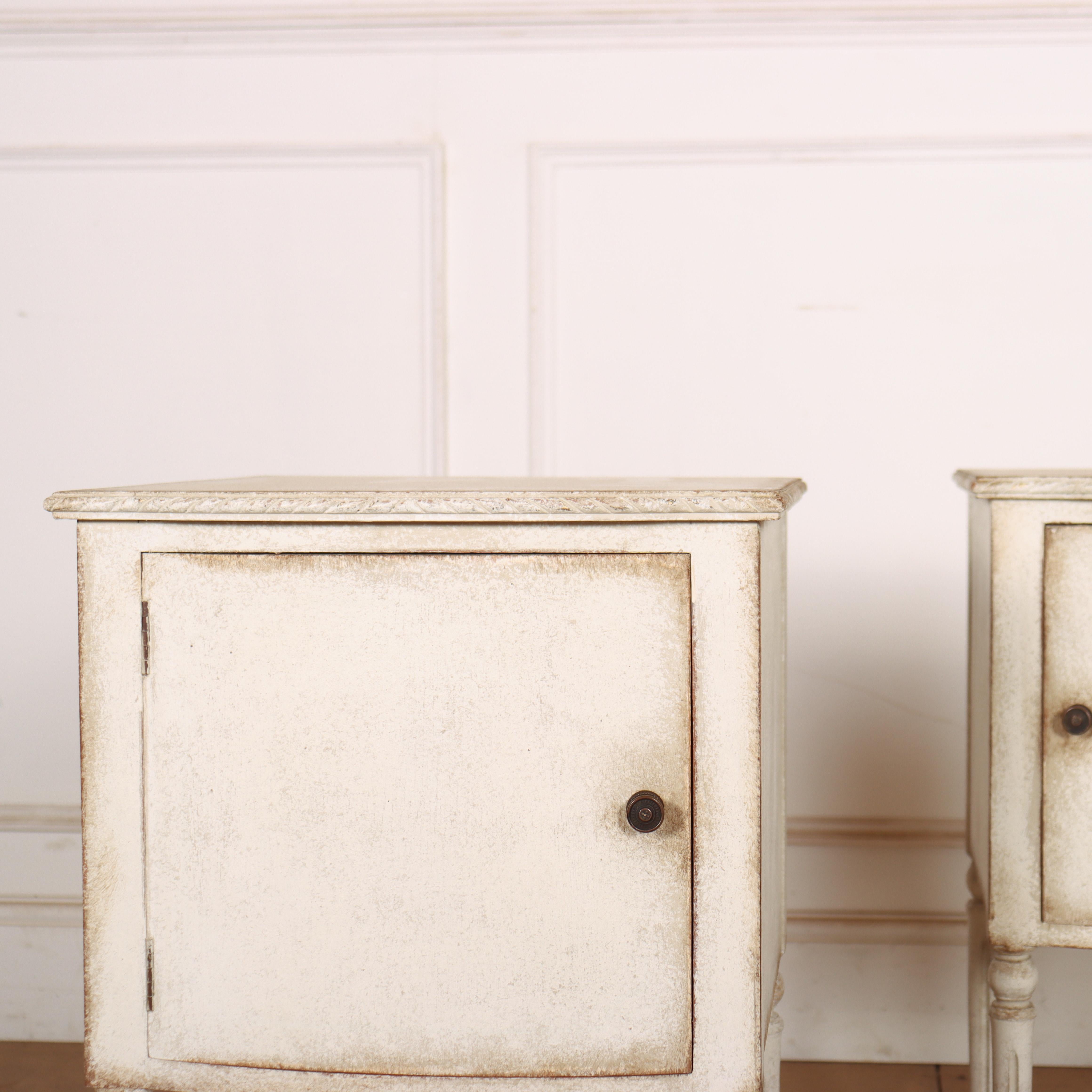 Suédois Paire de tables de chevet suédoises en vente