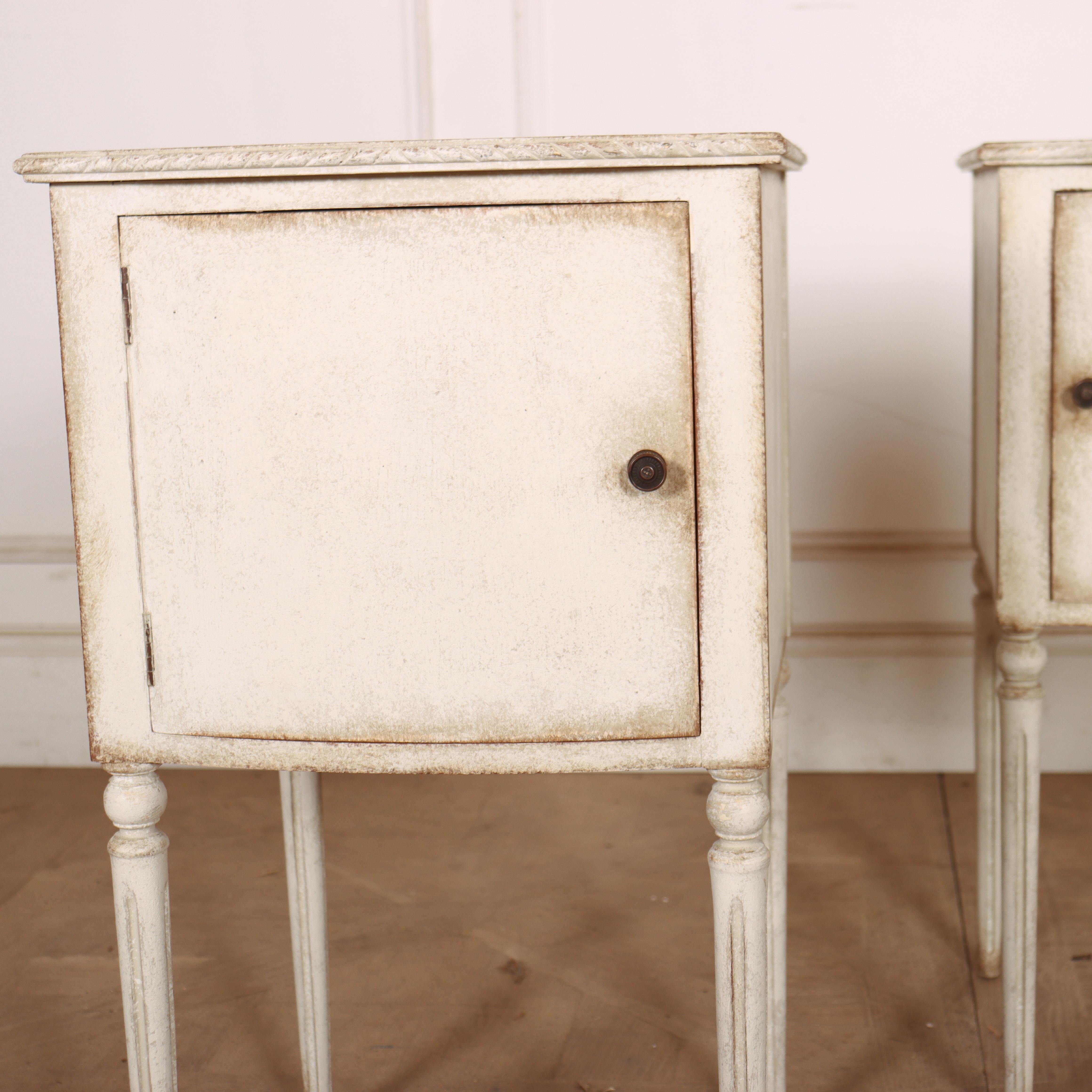 Peint Paire de tables de chevet suédoises en vente