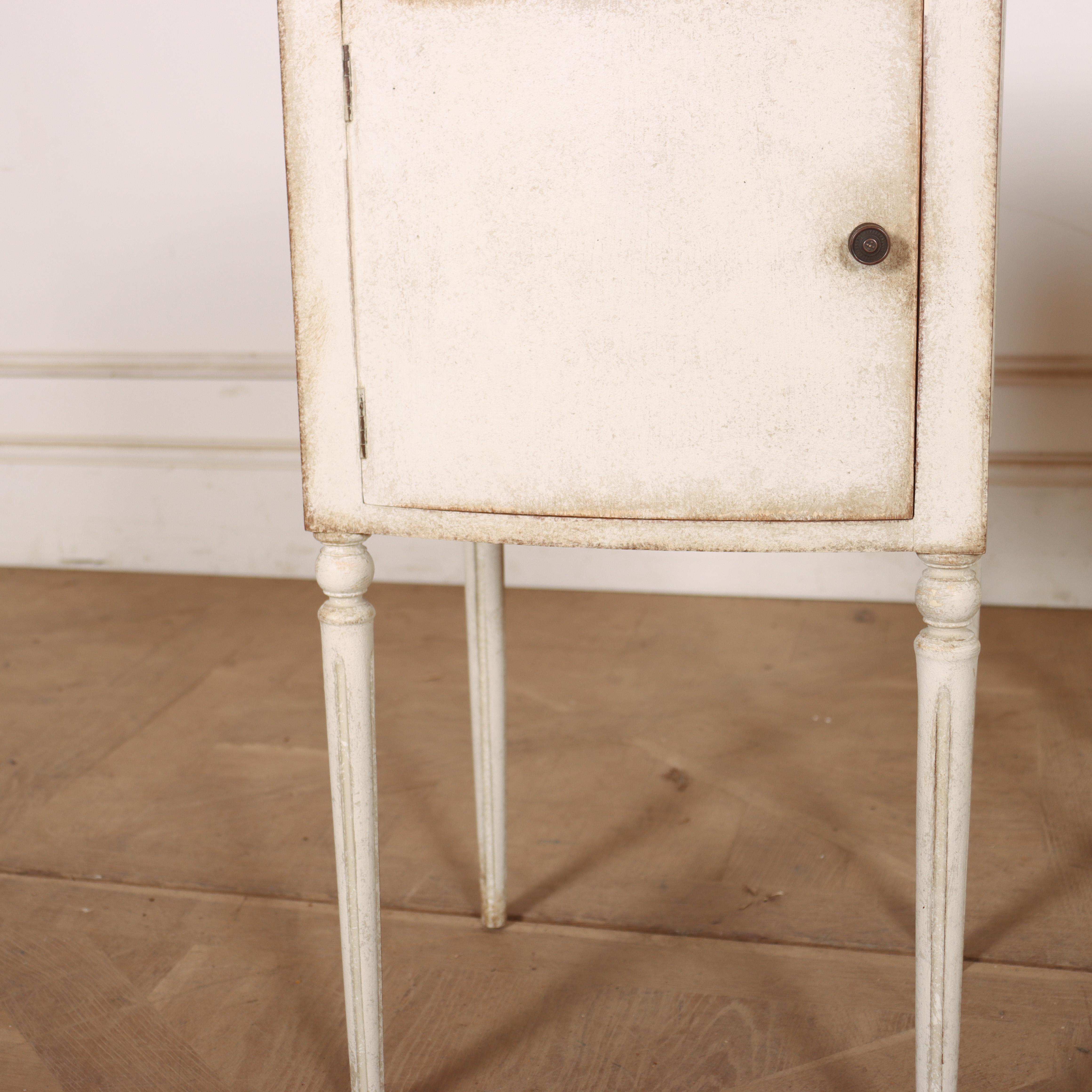 20ième siècle Paire de tables de chevet suédoises en vente