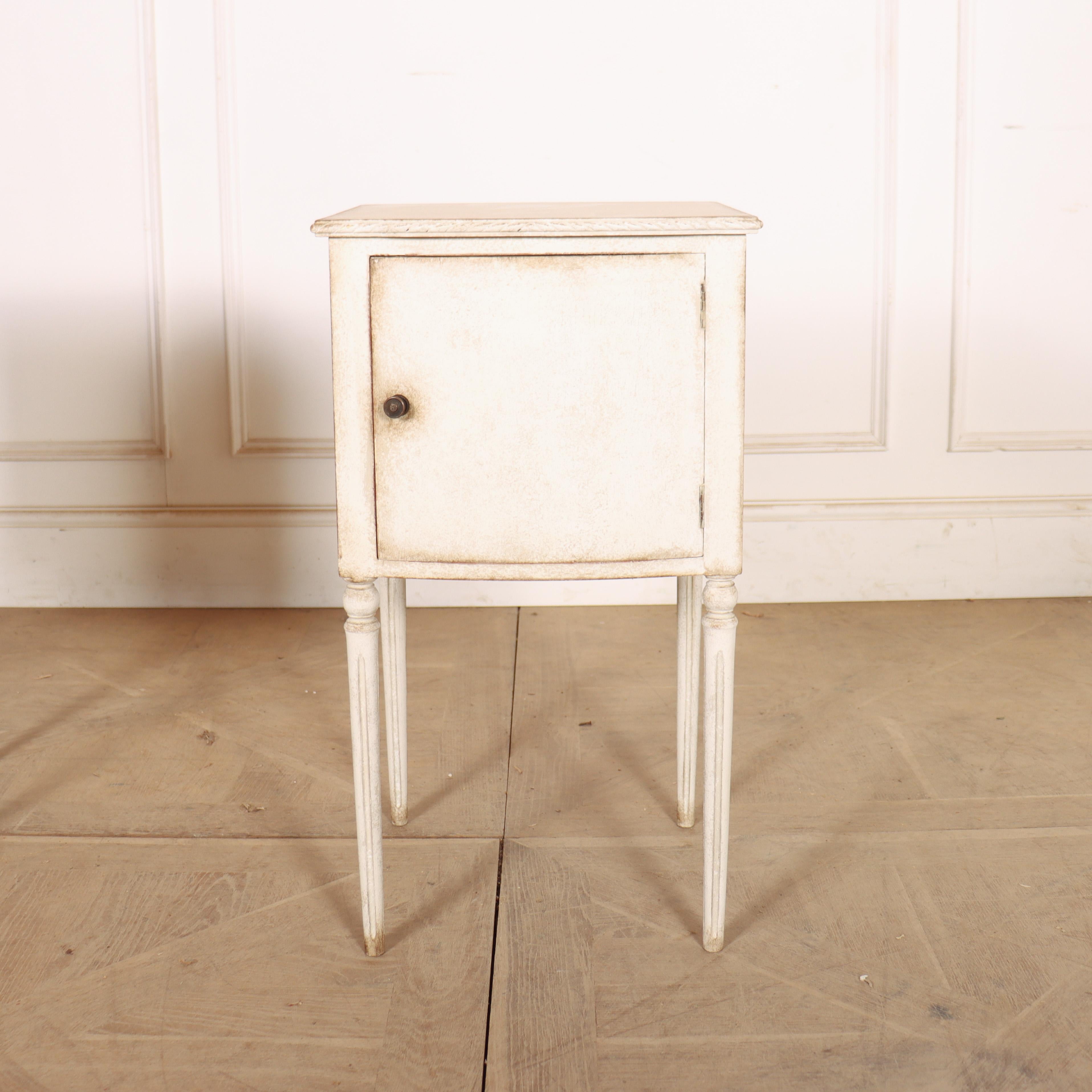 Pin Paire de tables de chevet suédoises en vente