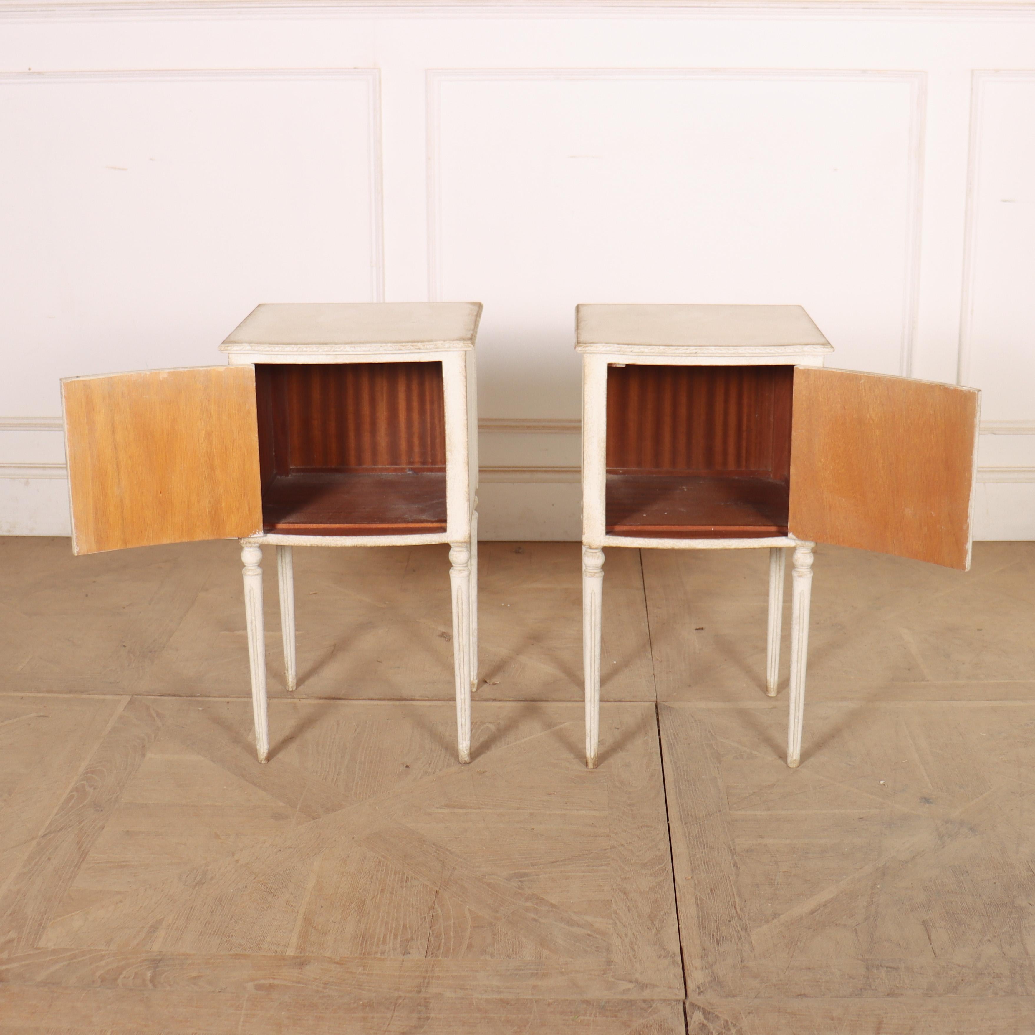 Paire de tables de chevet suédoises en vente 2