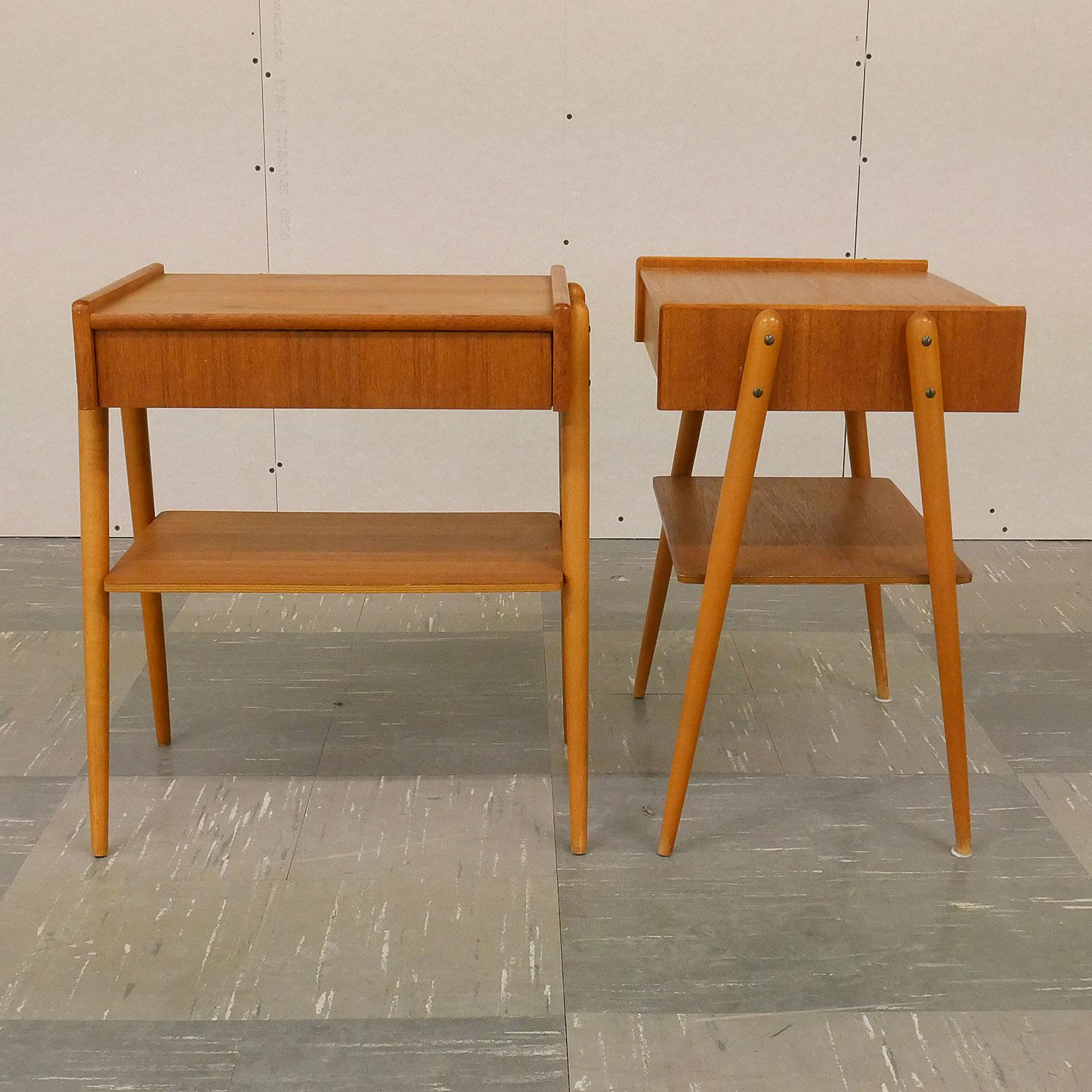 Pair of Swedish midcentury nightstands produced, circa 1960. Made from oak and teak. 
Nice Scandinavia Minimalist design.

Manufacturer: AB Carlström & Co Möbelfabrik.