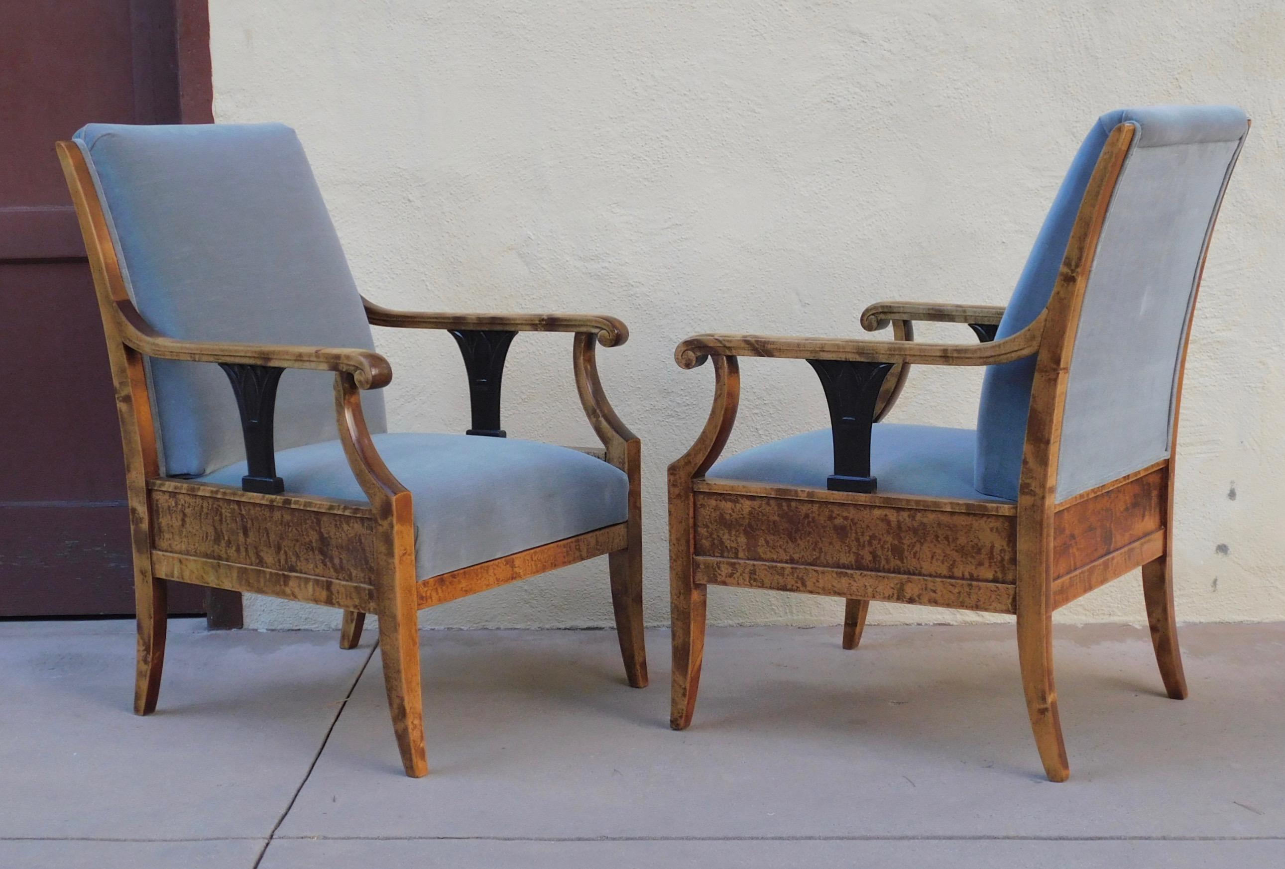 Ein Paar gepolsterte Sessel aus dem schwedischen Biedermeier. Aus stark gemasertem, goldfarbenem Birkenholz gefertigt. Akzentuiert mit neoklassizistischen Details aus ebonisiertem Birkenholz. Diese Stühle wurden gerade komplett restauriert und neu
