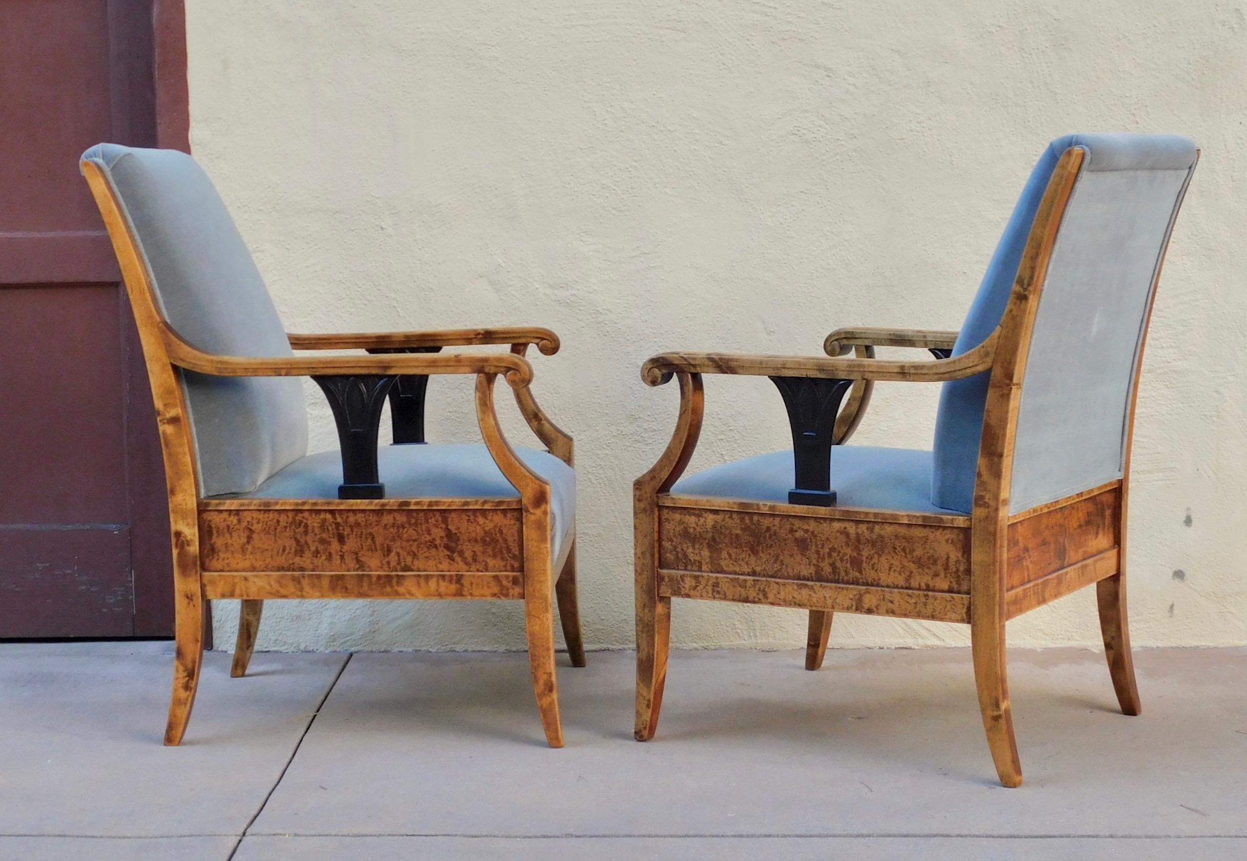Paar schwedische Biedermeier-Revival-Sessel aus goldgeflammter Birke, um 1920 (Schwedisch) im Angebot