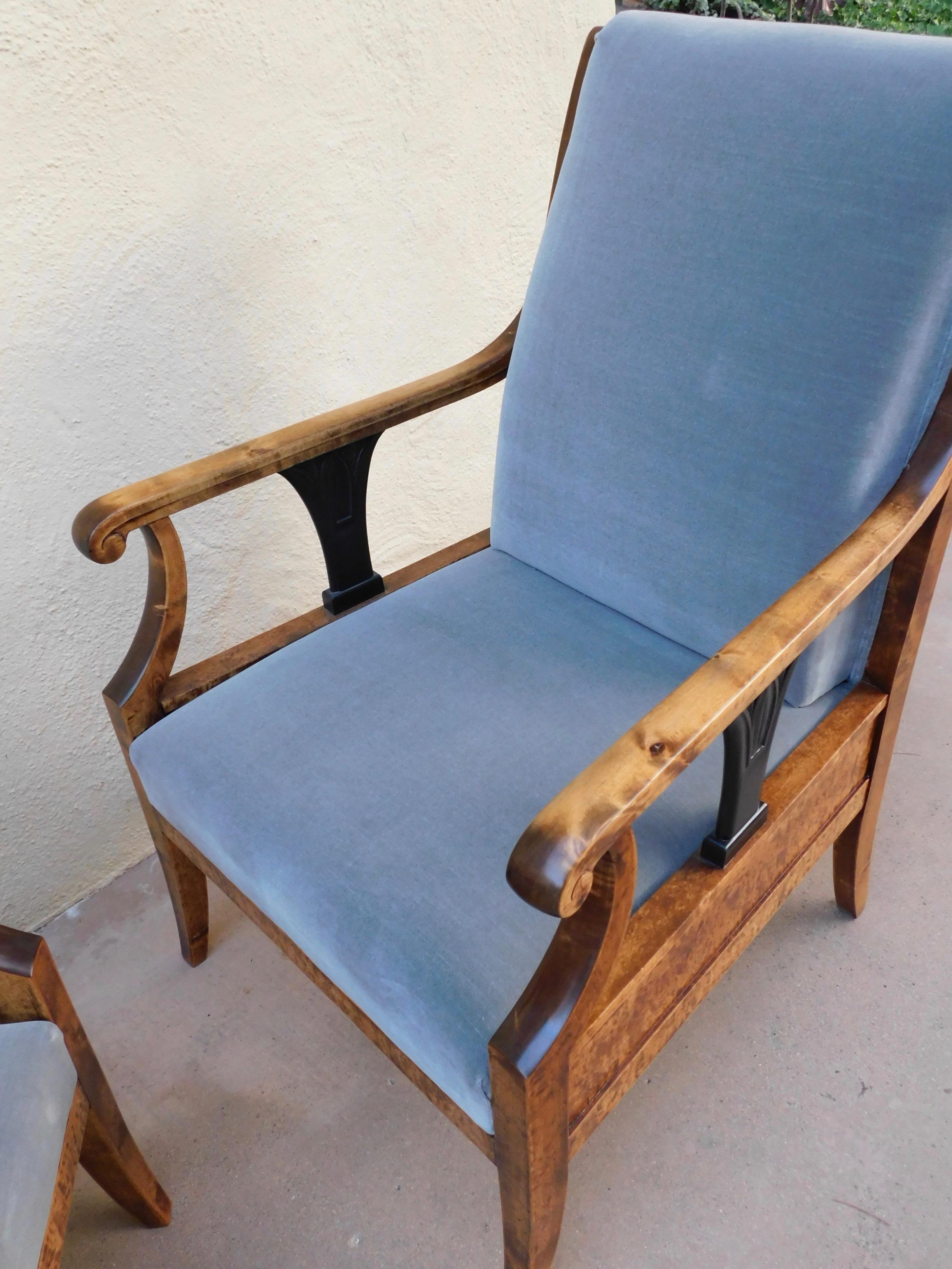 Paar schwedische Biedermeier-Revival-Sessel aus goldgeflammter Birke, um 1920 (Frühes 20. Jahrhundert) im Angebot