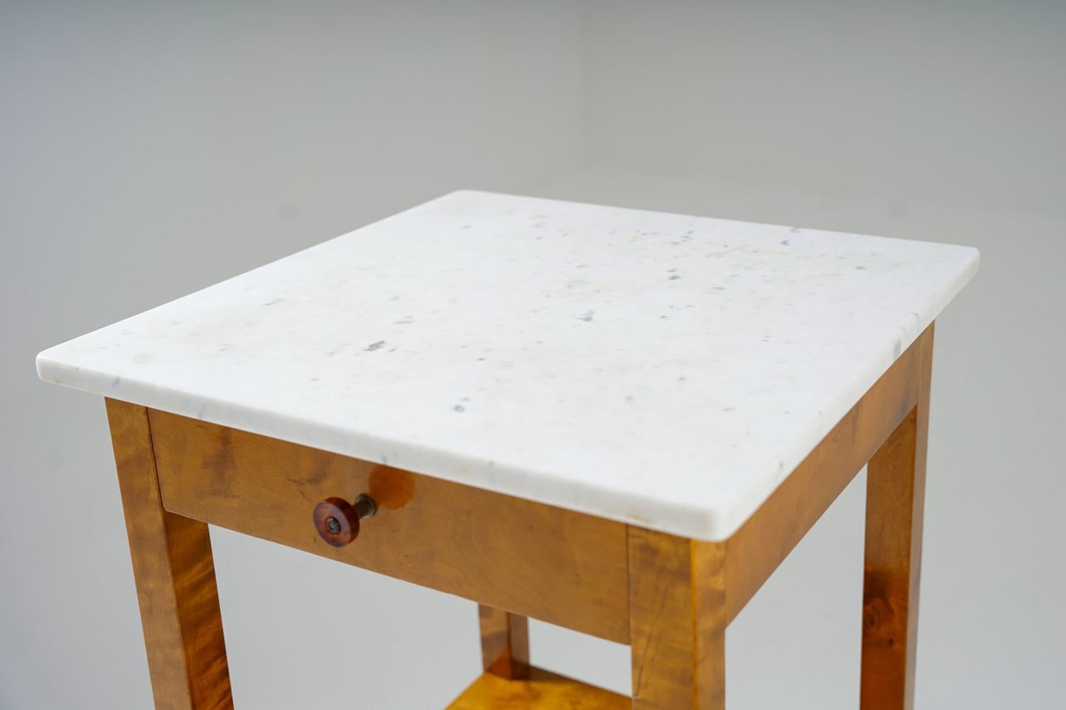 Paire de tables de chevet suédoises en bouleau et marbre en vente 4