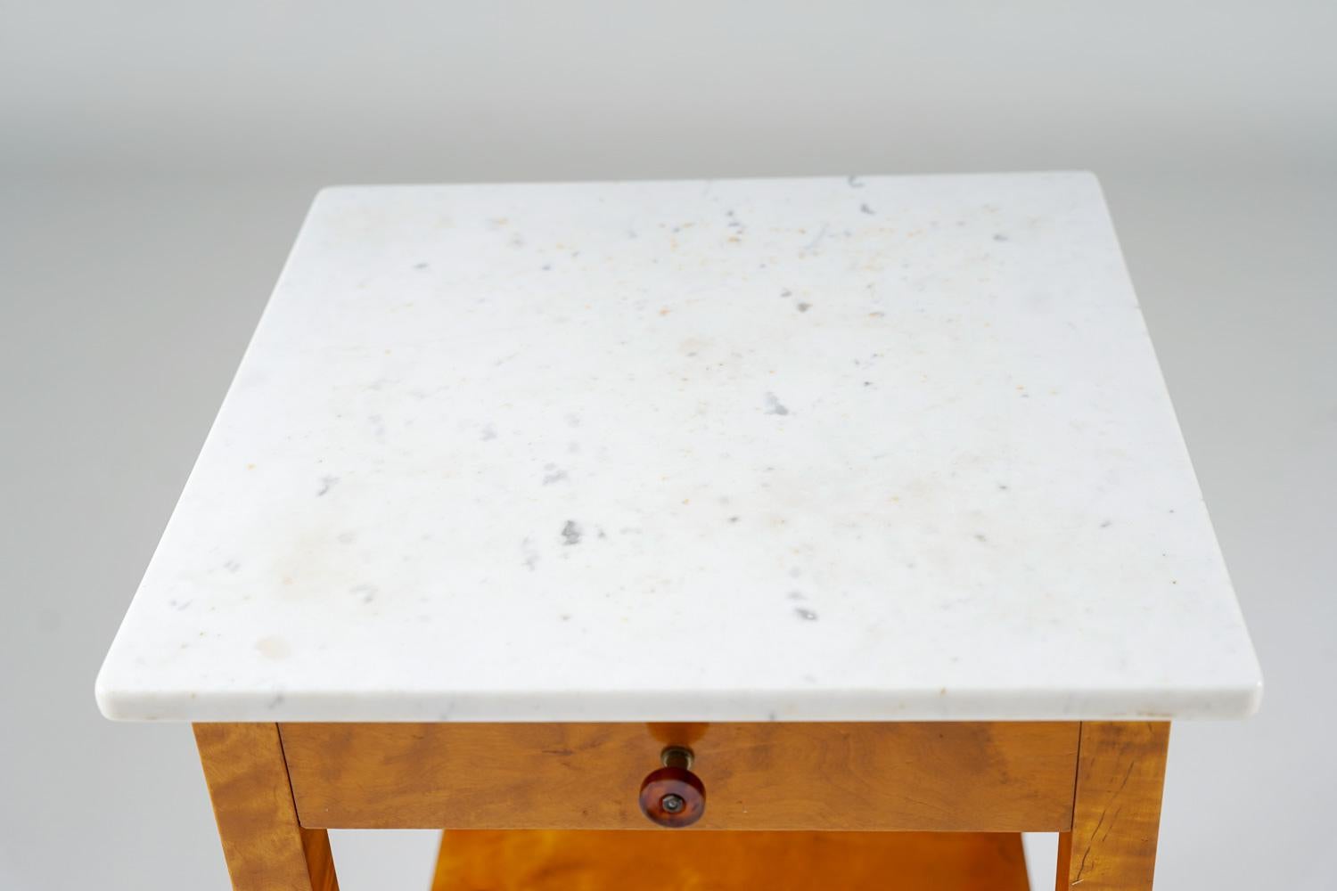 Paire de tables de chevet suédoises en bouleau et marbre en vente 5