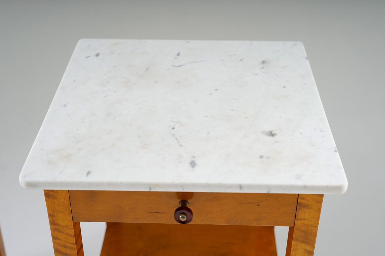 Paire de tables de chevet suédoises en bouleau et marbre en vente 6