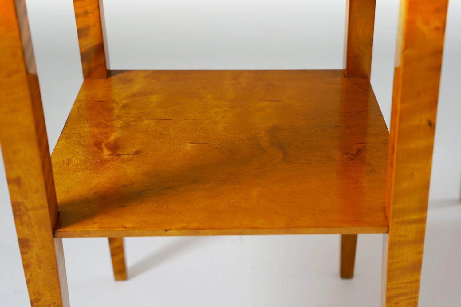 Paire de tables de chevet suédoises en bouleau et marbre en vente 7