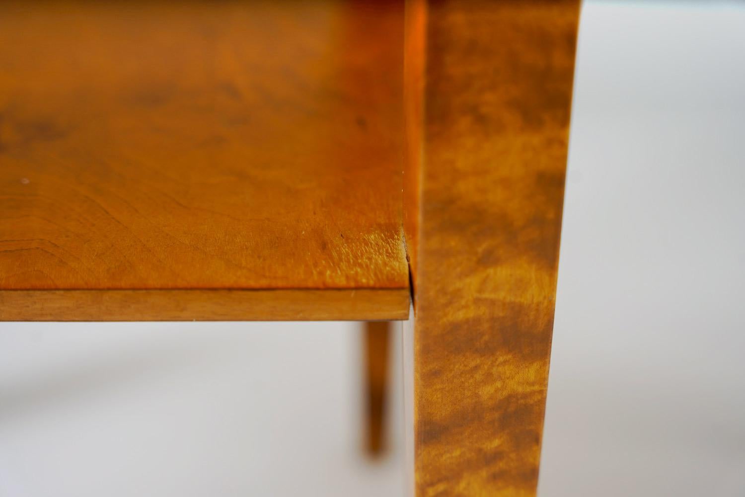 Paire de tables de chevet suédoises en bouleau et marbre en vente 8