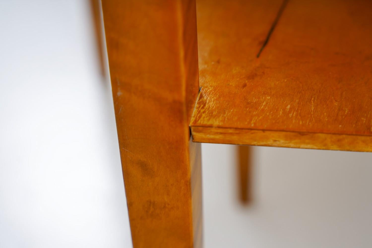 Paire de tables de chevet suédoises en bouleau et marbre en vente 9