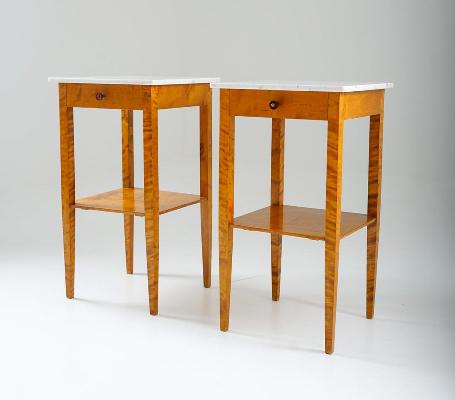 Scandinave moderne Paire de tables de chevet suédoises en bouleau et marbre en vente
