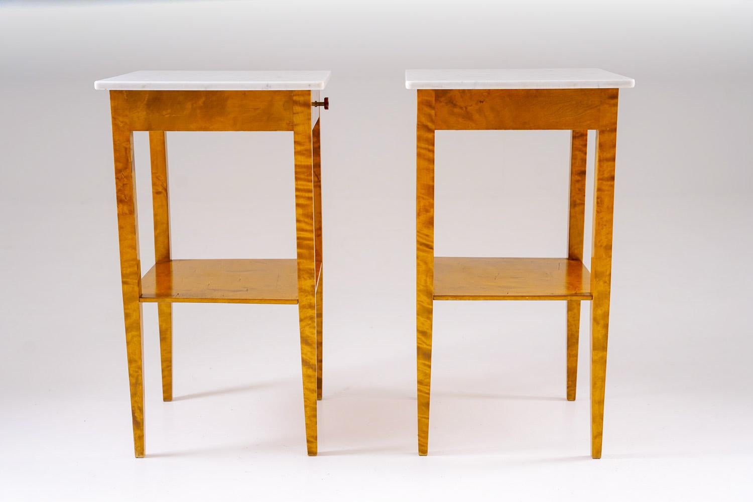 Milieu du XXe siècle Paire de tables de chevet suédoises en bouleau et marbre en vente