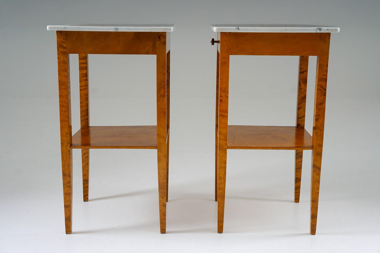 Marbre Paire de tables de chevet suédoises en bouleau et marbre en vente