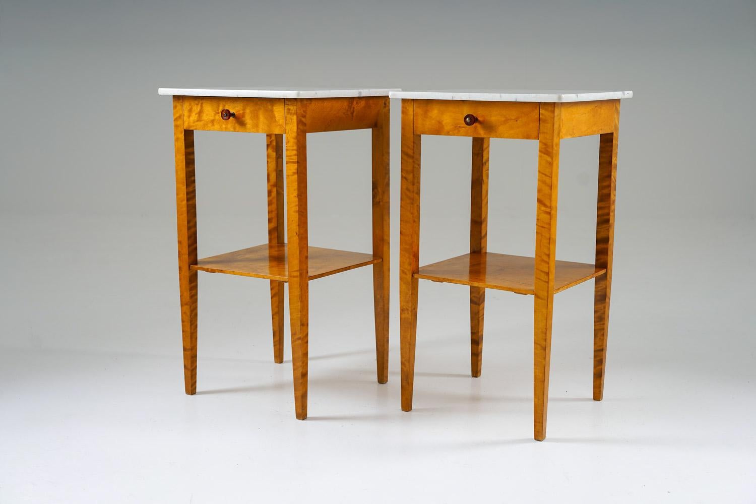 Paire de tables de chevet suédoises en bouleau et marbre en vente 1