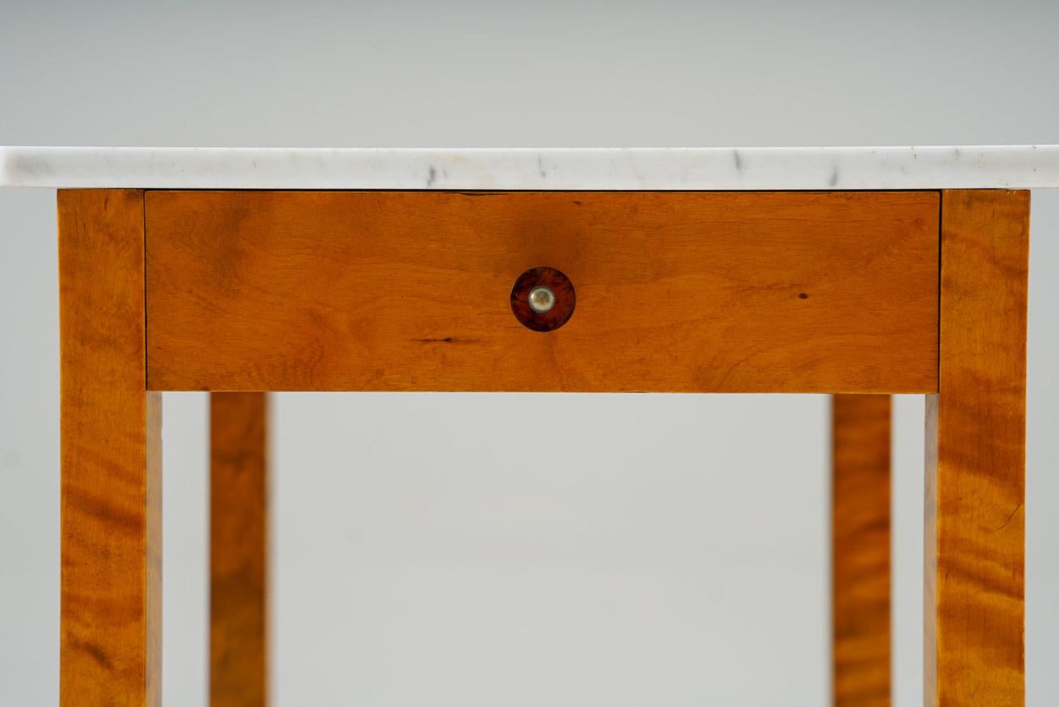 Paire de tables de chevet suédoises en bouleau et marbre en vente 2