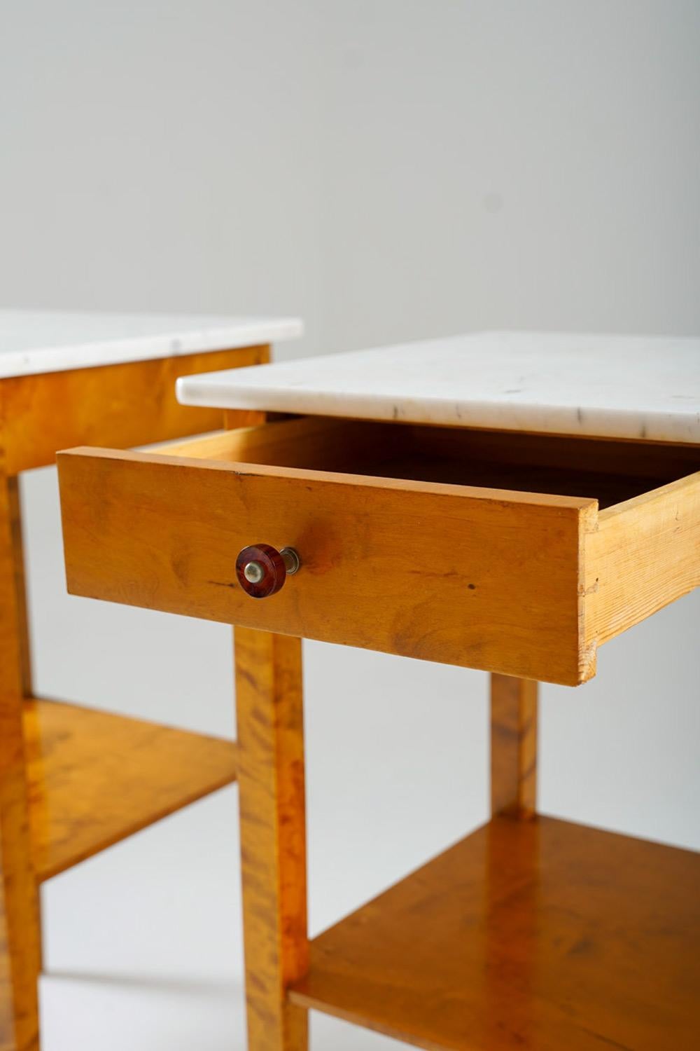 Paire de tables de chevet suédoises en bouleau et marbre en vente 3