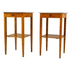 Paire de tables de chevet suédoises en bouleau et marbre
