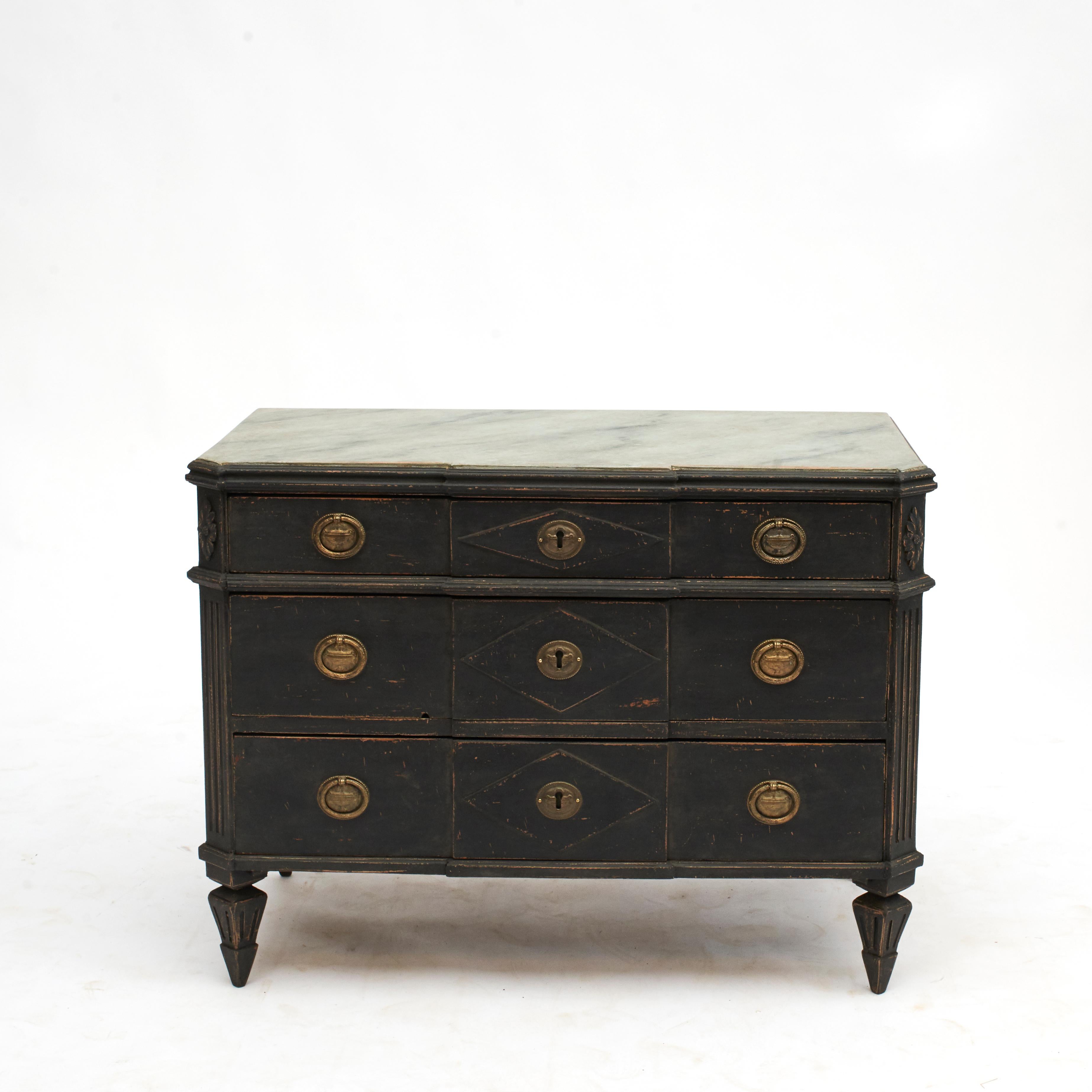 Pair of black gustavian style breakfront chests of drawers.
Three drawers, fluted canted corners and top with a beautifully marbleized surface in shades of Gustavian gray.
Gustavian style, Sweden c. 1860.

Later professional painted in grey with