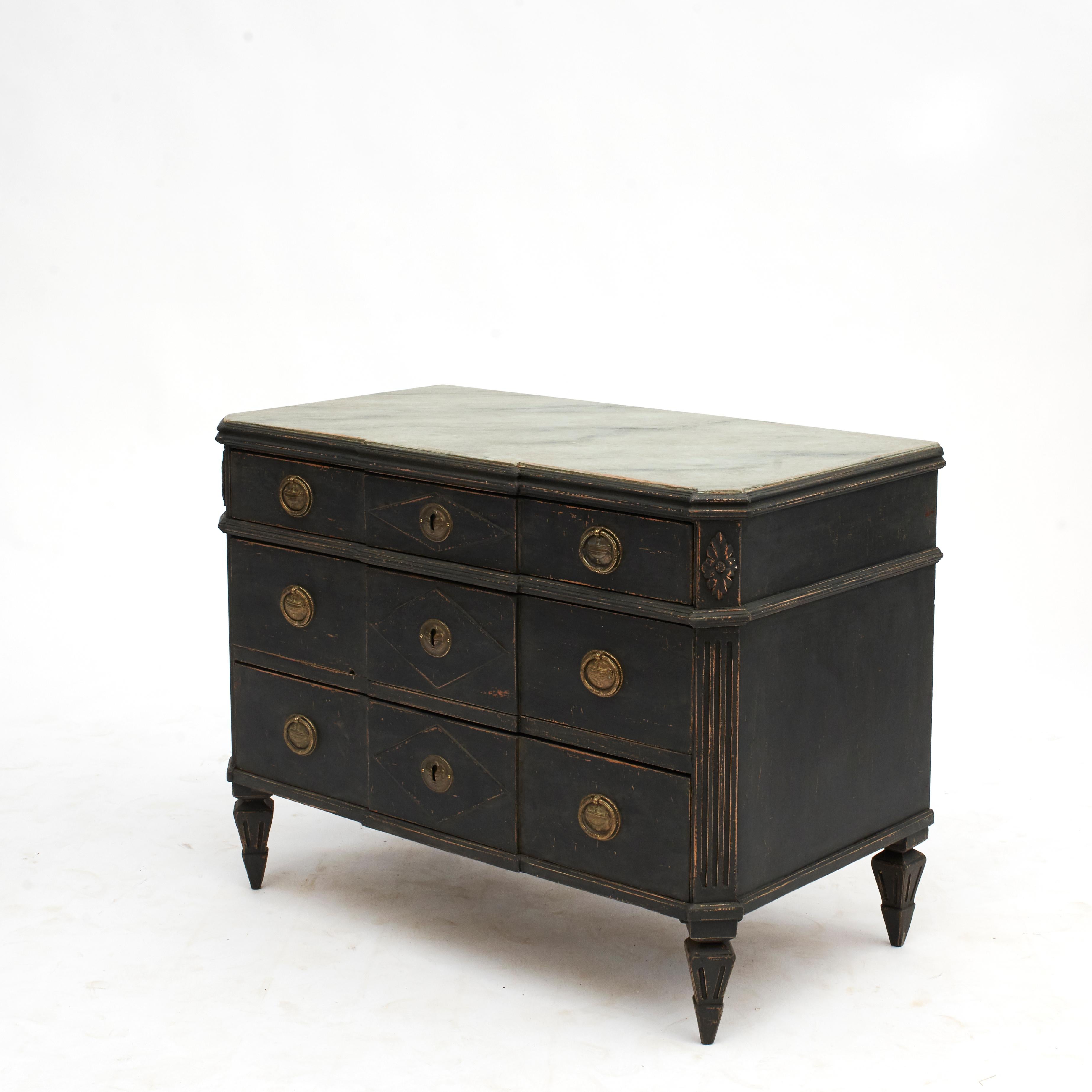 Pair of Swedish Black Gustavian Style Breakfront Chests of Drawers In Good Condition In Kastrup, DK