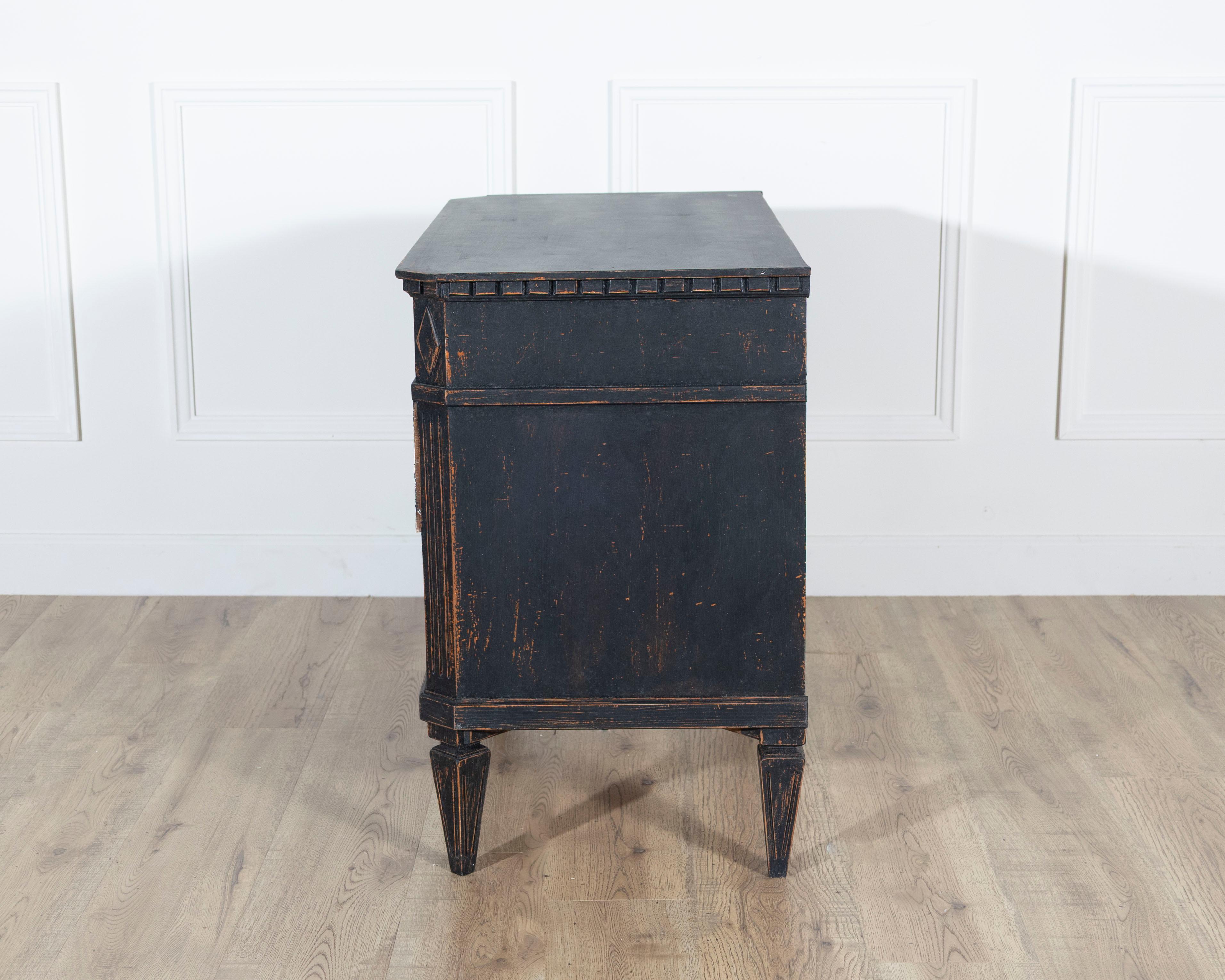 Coppia di commodes svedesi dipinte di nero con ferramenta in ottone, XX secolo in vendita 5