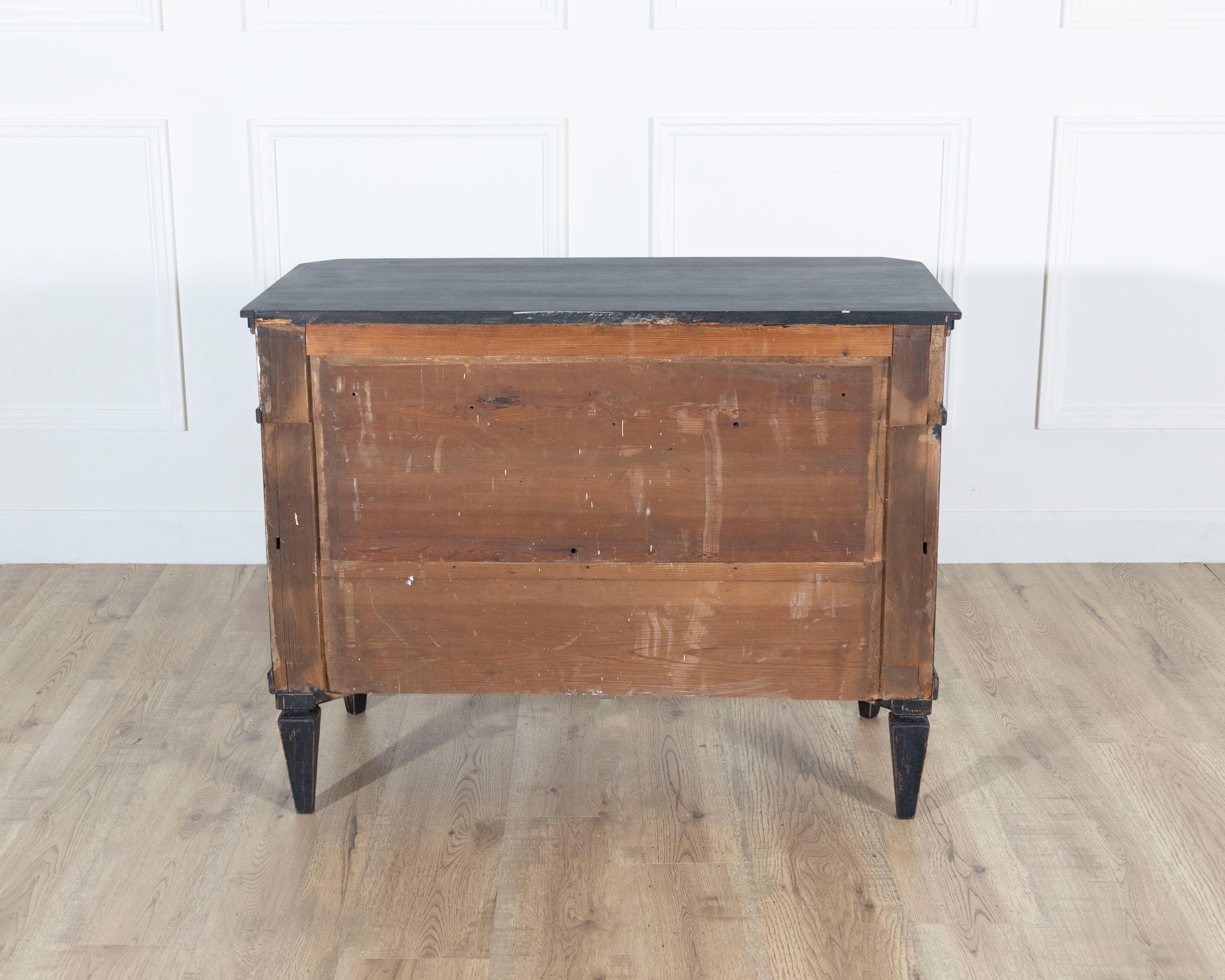 Coppia di commodes svedesi dipinte di nero con ferramenta in ottone, XX secolo in vendita 10