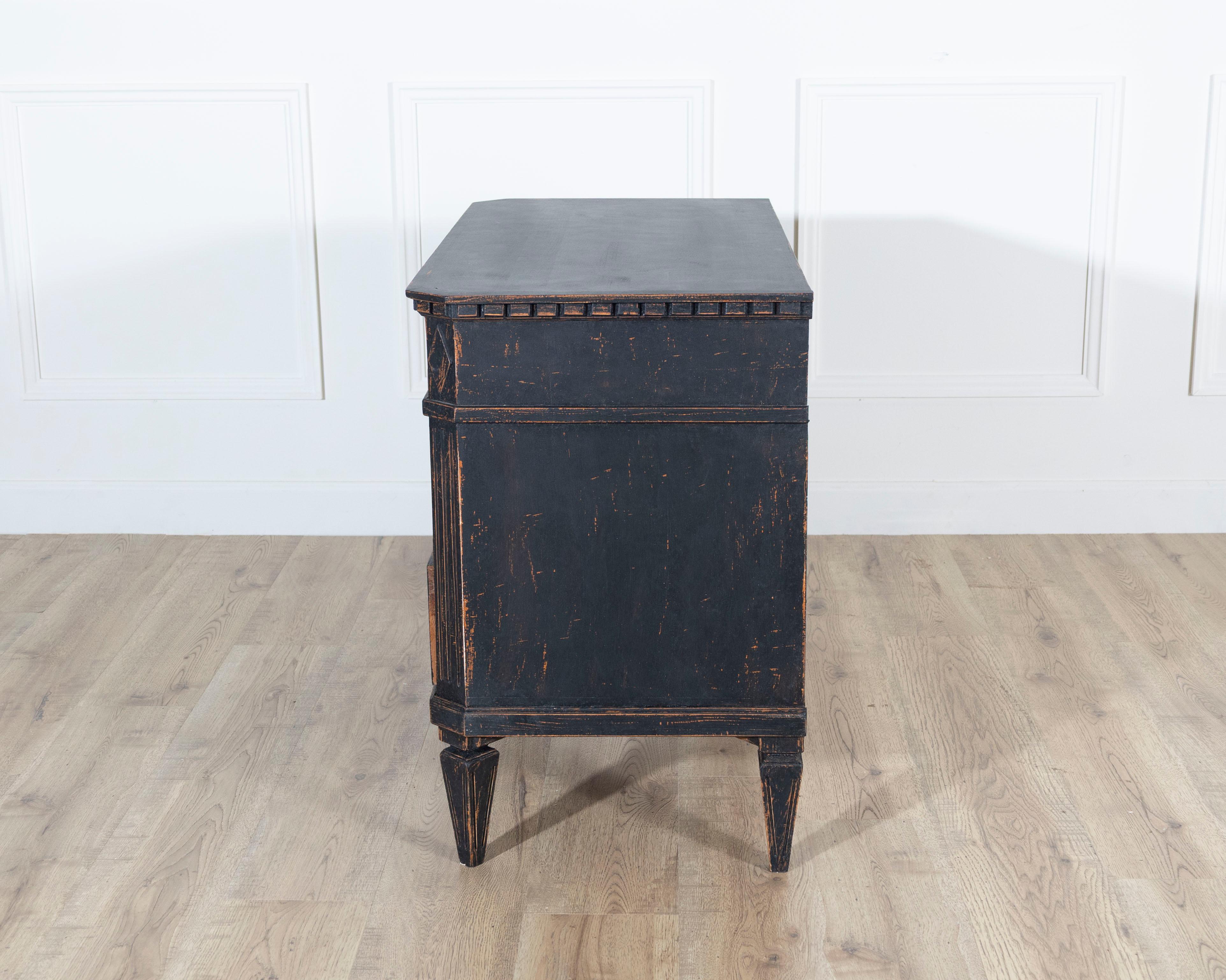 Coppia di commodes svedesi dipinte di nero con ferramenta in ottone, XX secolo in vendita 11