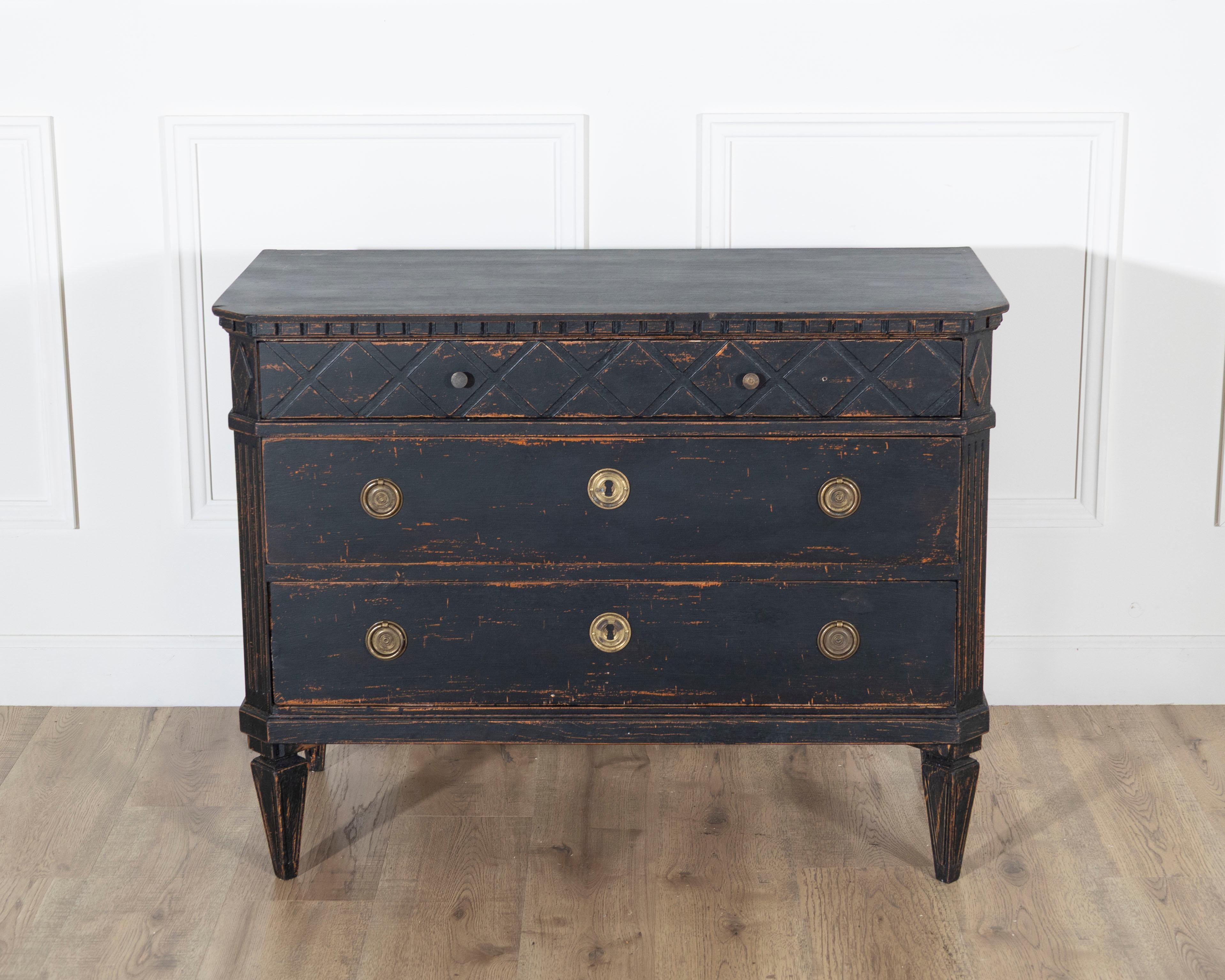 Pino Coppia di commodes svedesi dipinte di nero con ferramenta in ottone, XX secolo in vendita