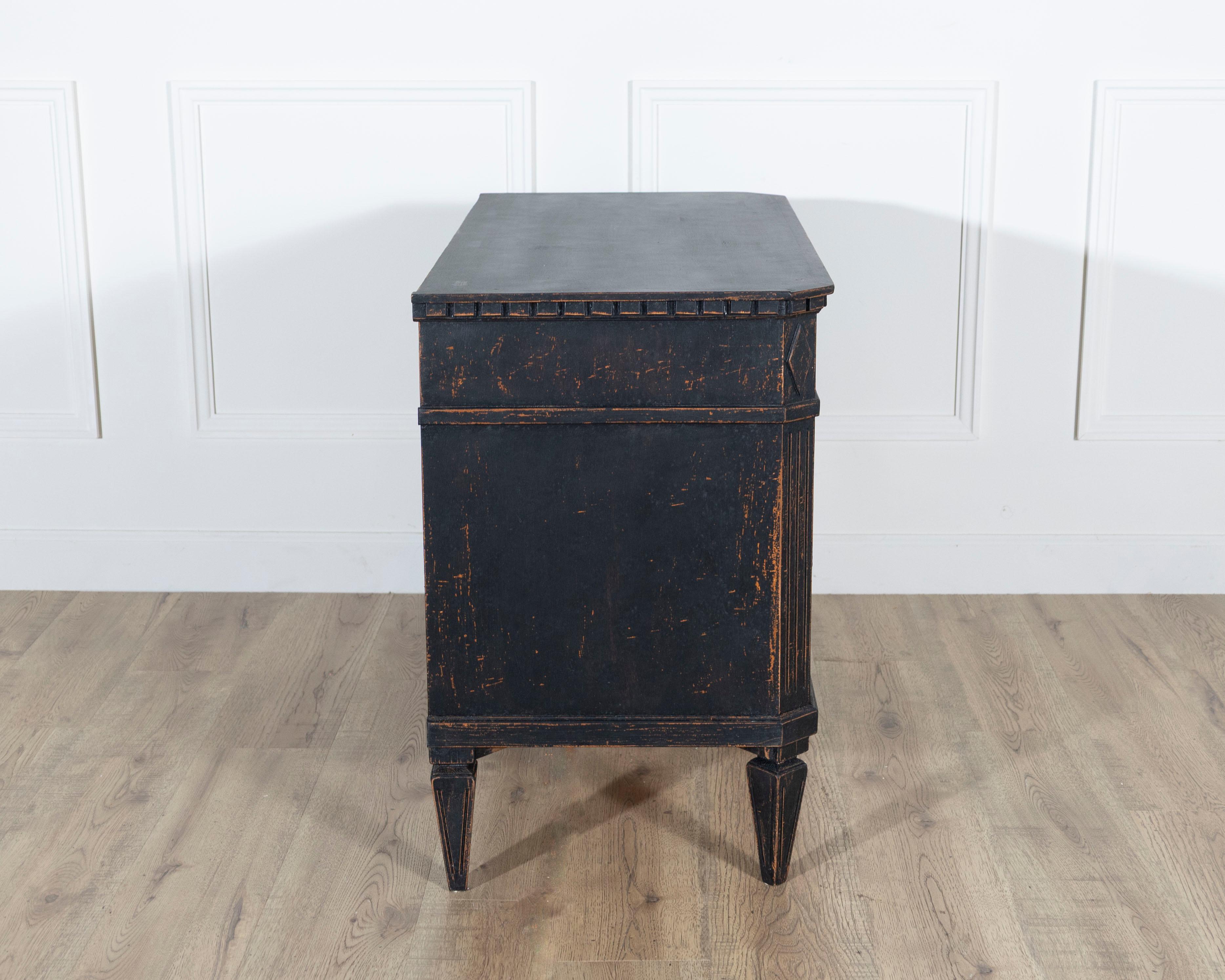 Coppia di commodes svedesi dipinte di nero con ferramenta in ottone, XX secolo in vendita 3