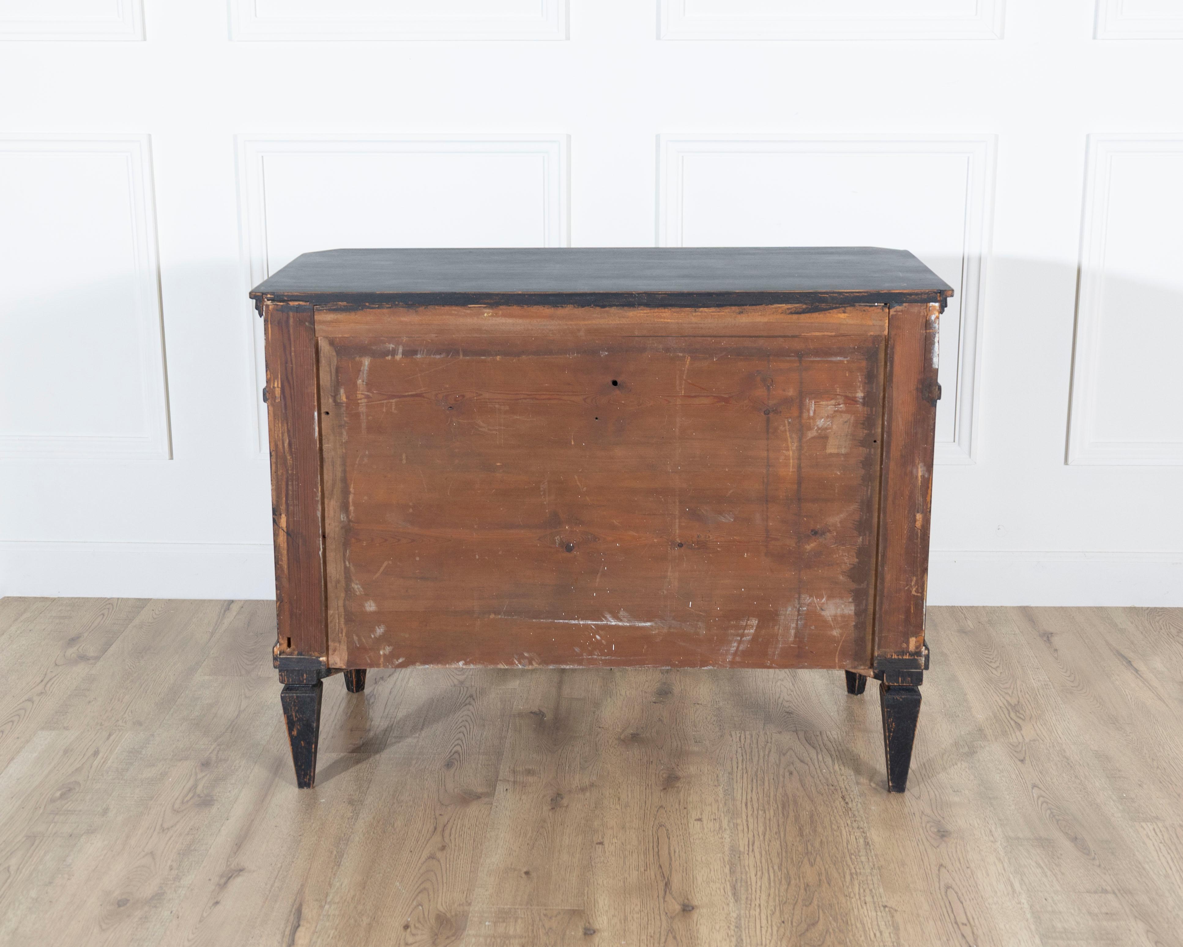 Coppia di commodes svedesi dipinte di nero con ferramenta in ottone, XX secolo in vendita 4