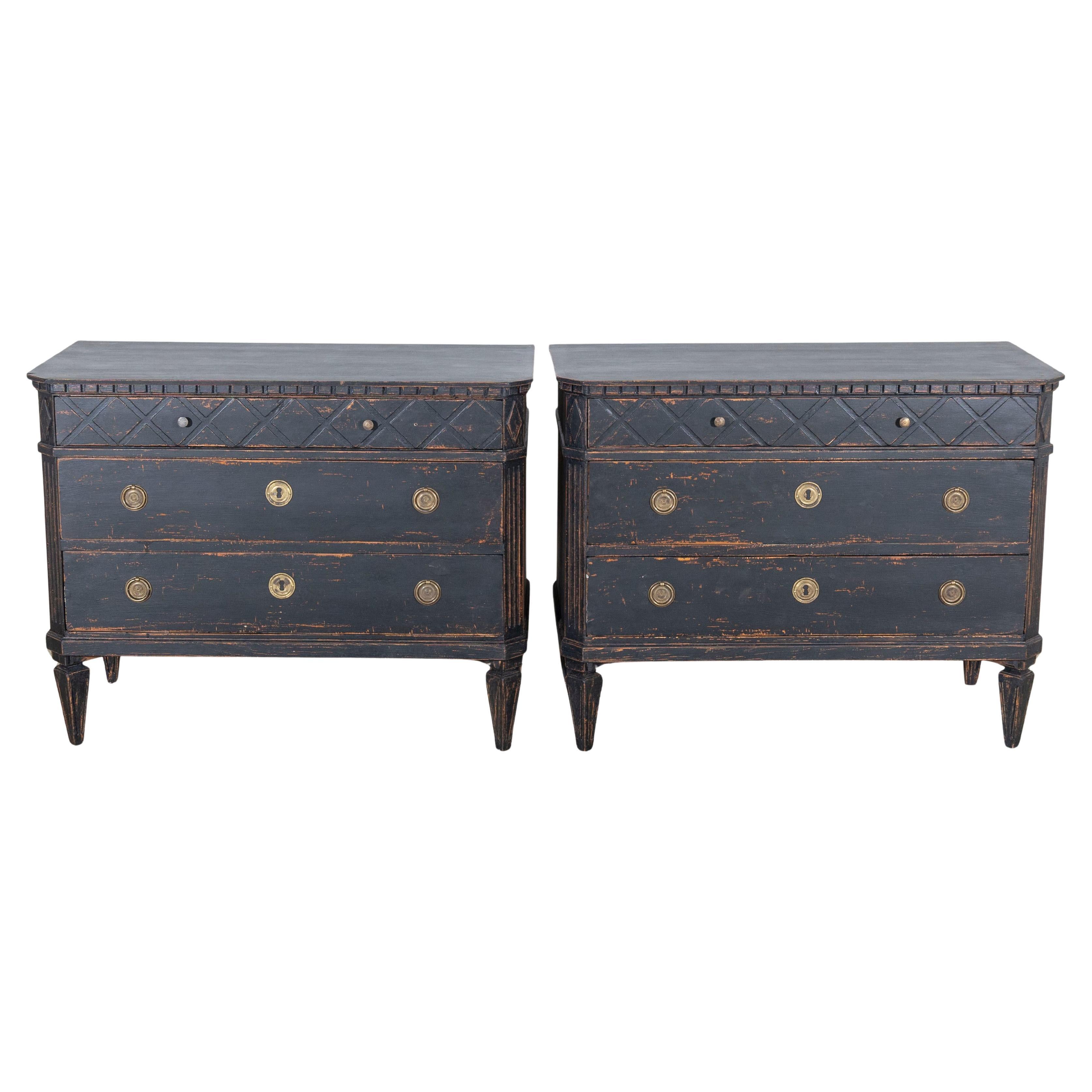 Paire de commodes suédoises peintes en noir avec quincaillerie en laiton, 20e siècle