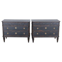 Paire de commodes suédoises peintes en noir avec quincaillerie en laiton, 20e siècle
