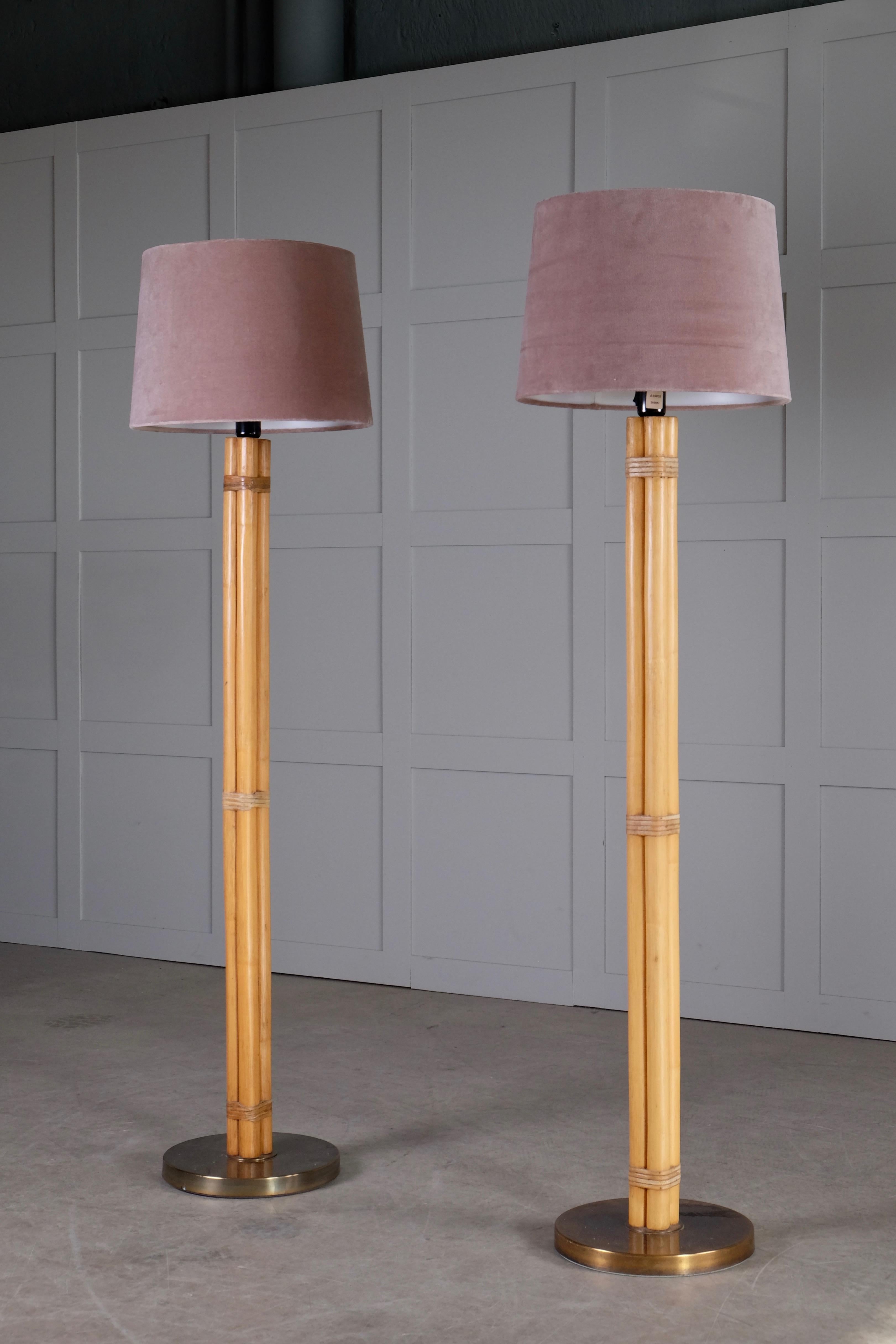 Milieu du XXe siècle Paire de lampadaires suédois en laiton et bambou par Bergboms, 1970 en vente