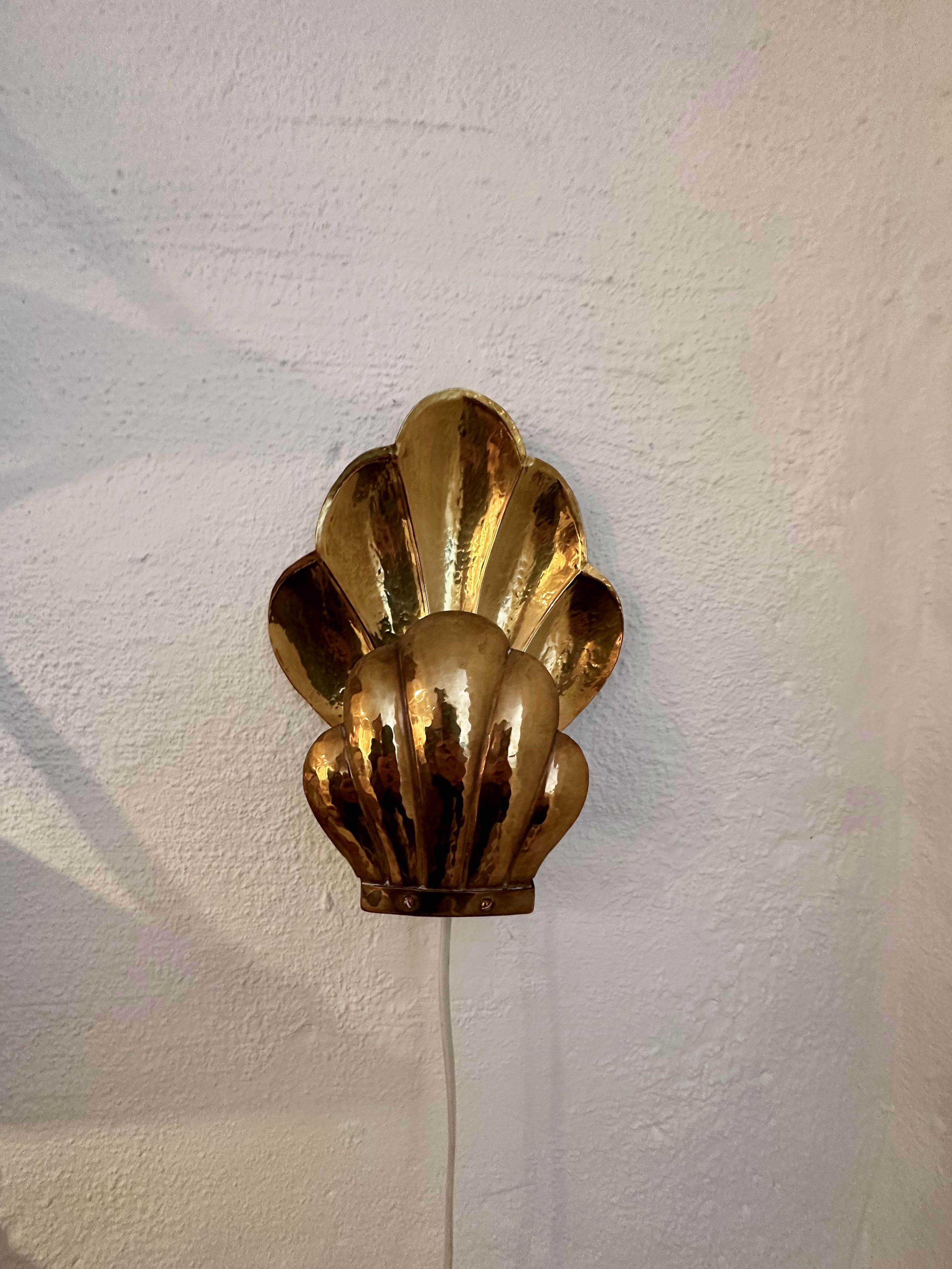 Pair of Swedish Brass Clam Wall Sconces in the Manner of Lars Holmström, Arvika In Good Condition In Bromma, Stockholms län