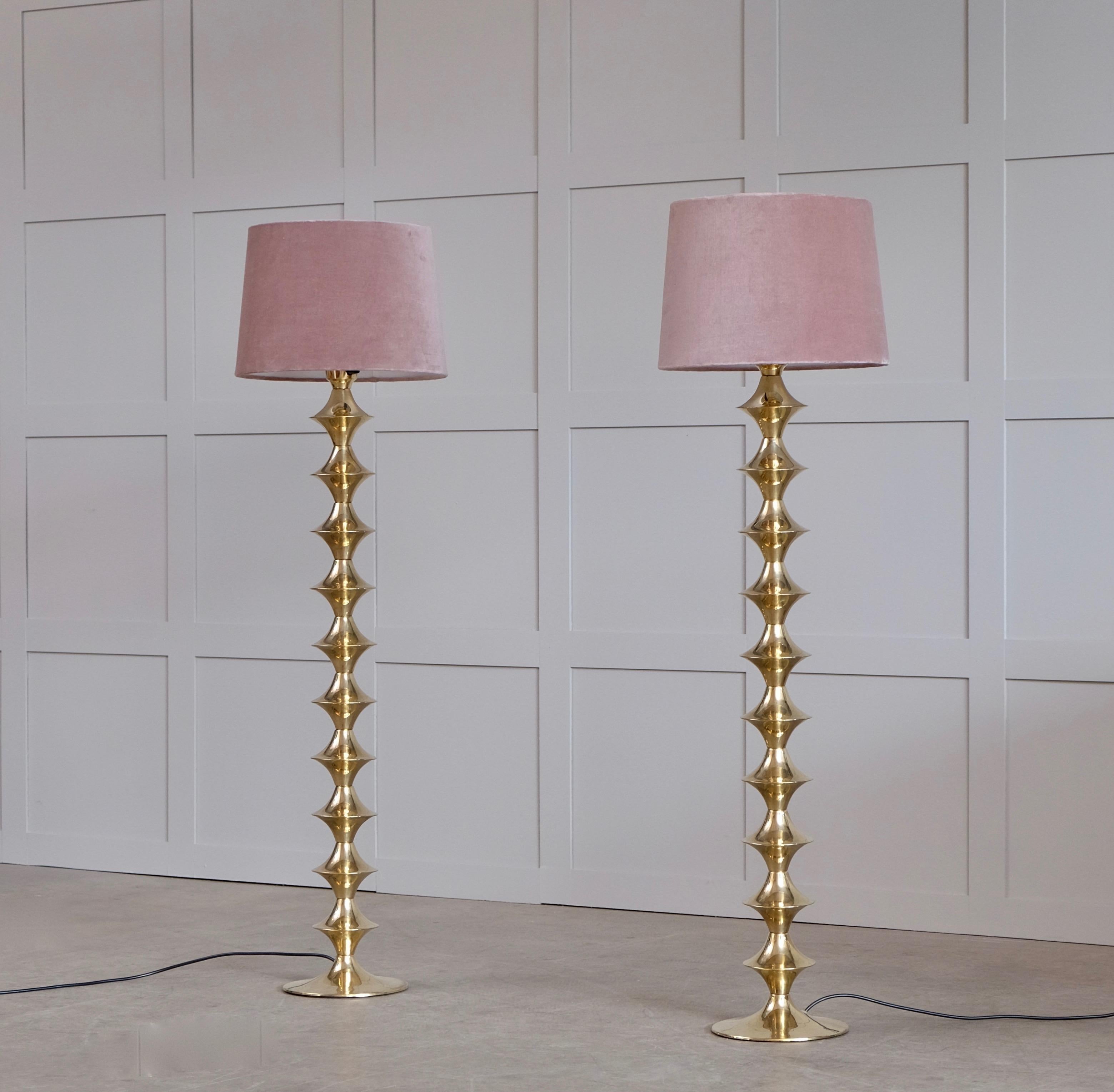 Rare model, produced in Sweden, 1960s.
Polished brass and pink velvet shades.
New wiring.
Height: 127 cm.
  