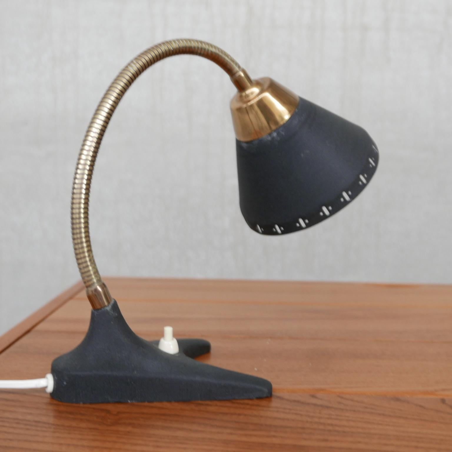 Paire de lampes de bureau suédoises en laiton de style mi-siècle moderne en vente 3