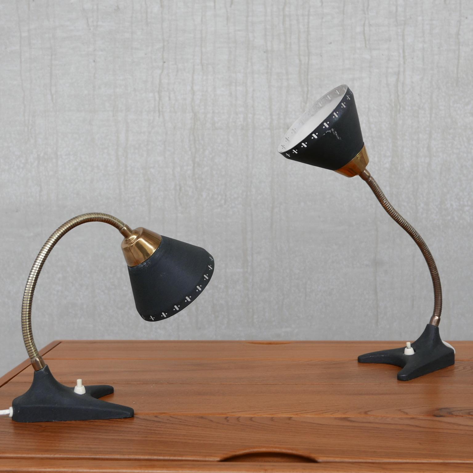 Paire de lampes de bureau suédoises en laiton de style mi-siècle moderne en vente 4