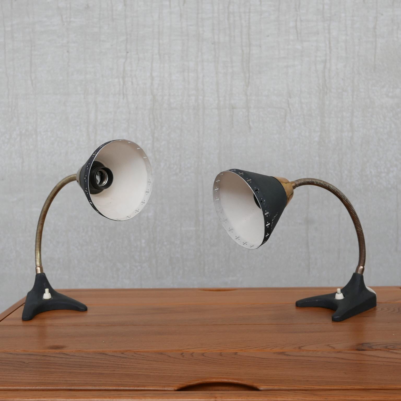 Paire de lampes de bureau suédoises en laiton de style mi-siècle moderne en vente 5