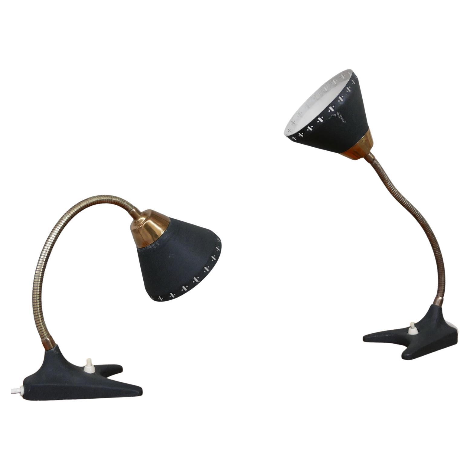 Paire de lampes de bureau suédoises en laiton de style mi-siècle moderne