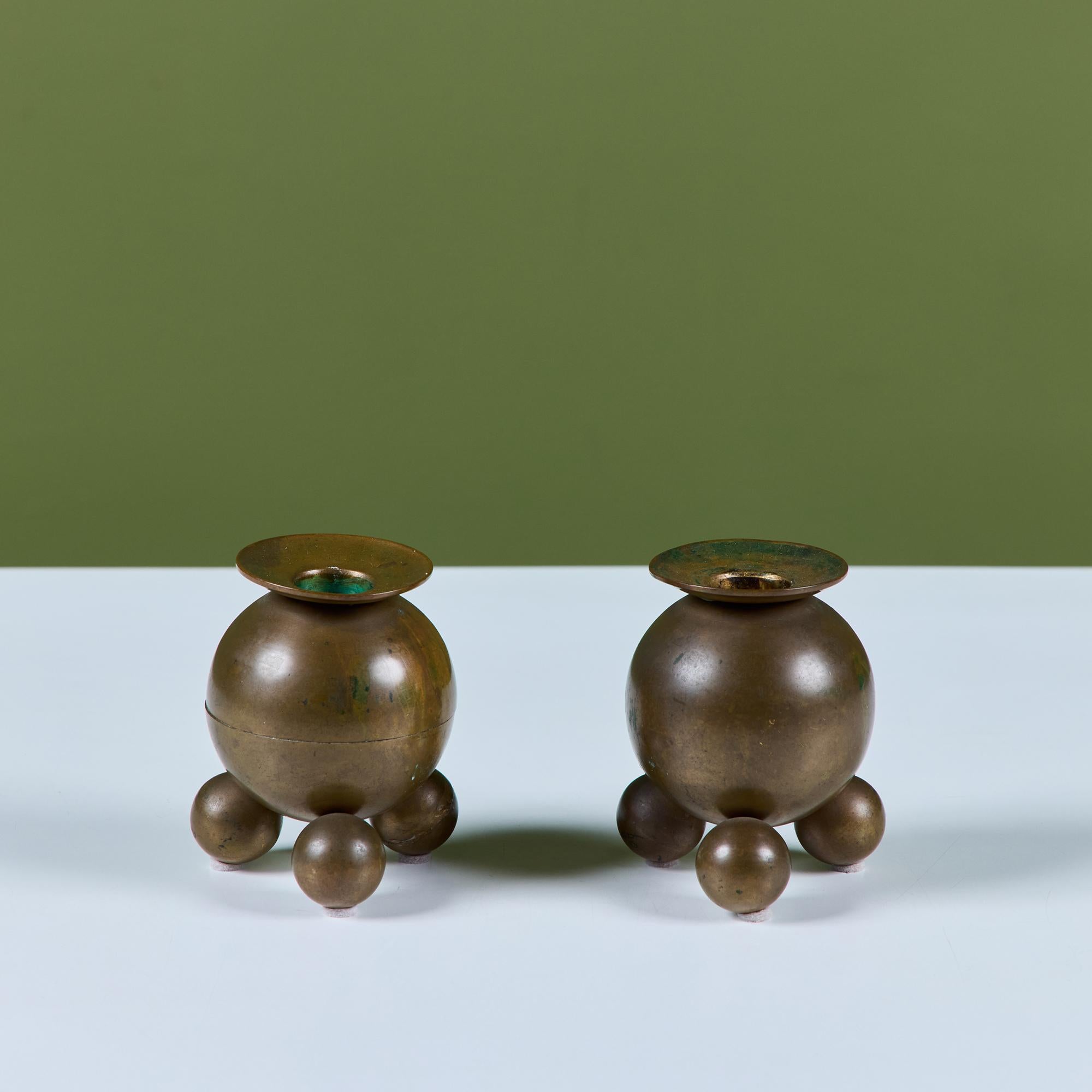 Paar Kerzenhalter aus massivem Messing von Gusum Bruk, ca. 1960, Schweden. Die beiden Kerzenhalter sind mit bauchigen Kugeln und je drei Kugelfüßen ausgestattet. Ein minimalistisches, aber dennoch auffälliges Paar.

Abmessungen
Jeder: 3