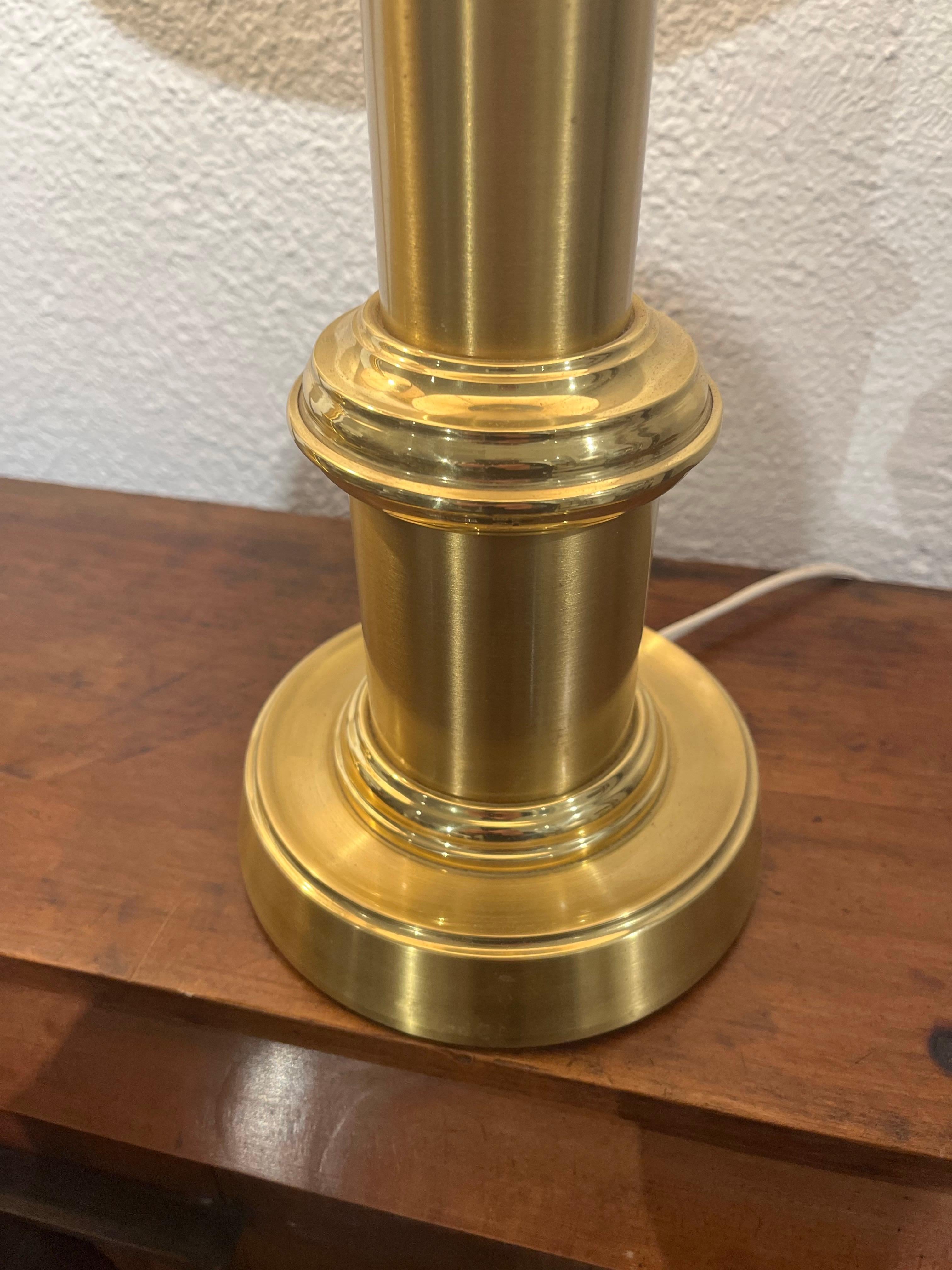 Scandinave moderne Paire de lampes de bureau suédoises en laiton par  Ewa Varnamo en vente