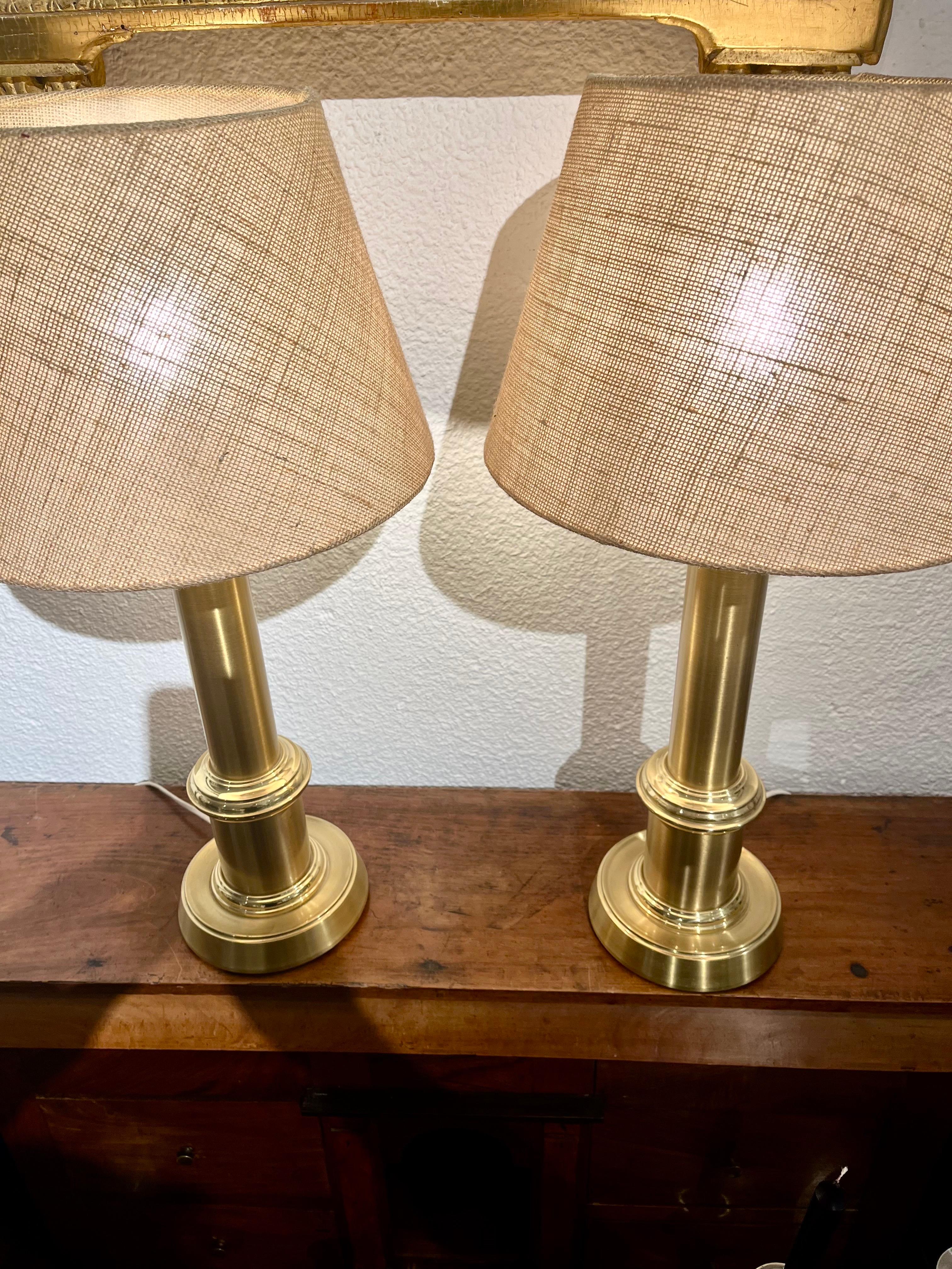 Suédois Paire de lampes de bureau suédoises en laiton par  Ewa Varnamo en vente
