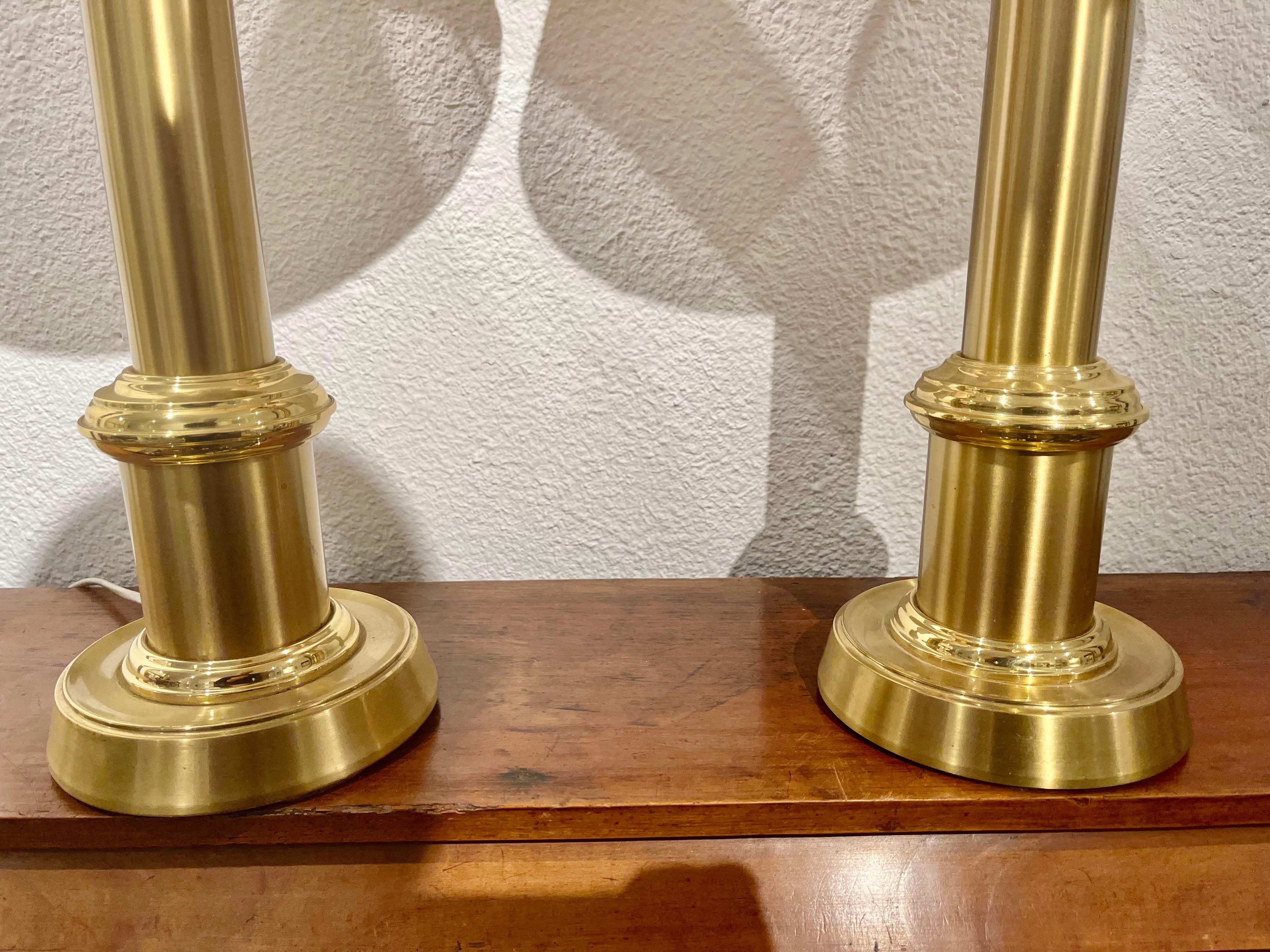 20ième siècle Paire de lampes de bureau suédoises en laiton par  Ewa Varnamo en vente