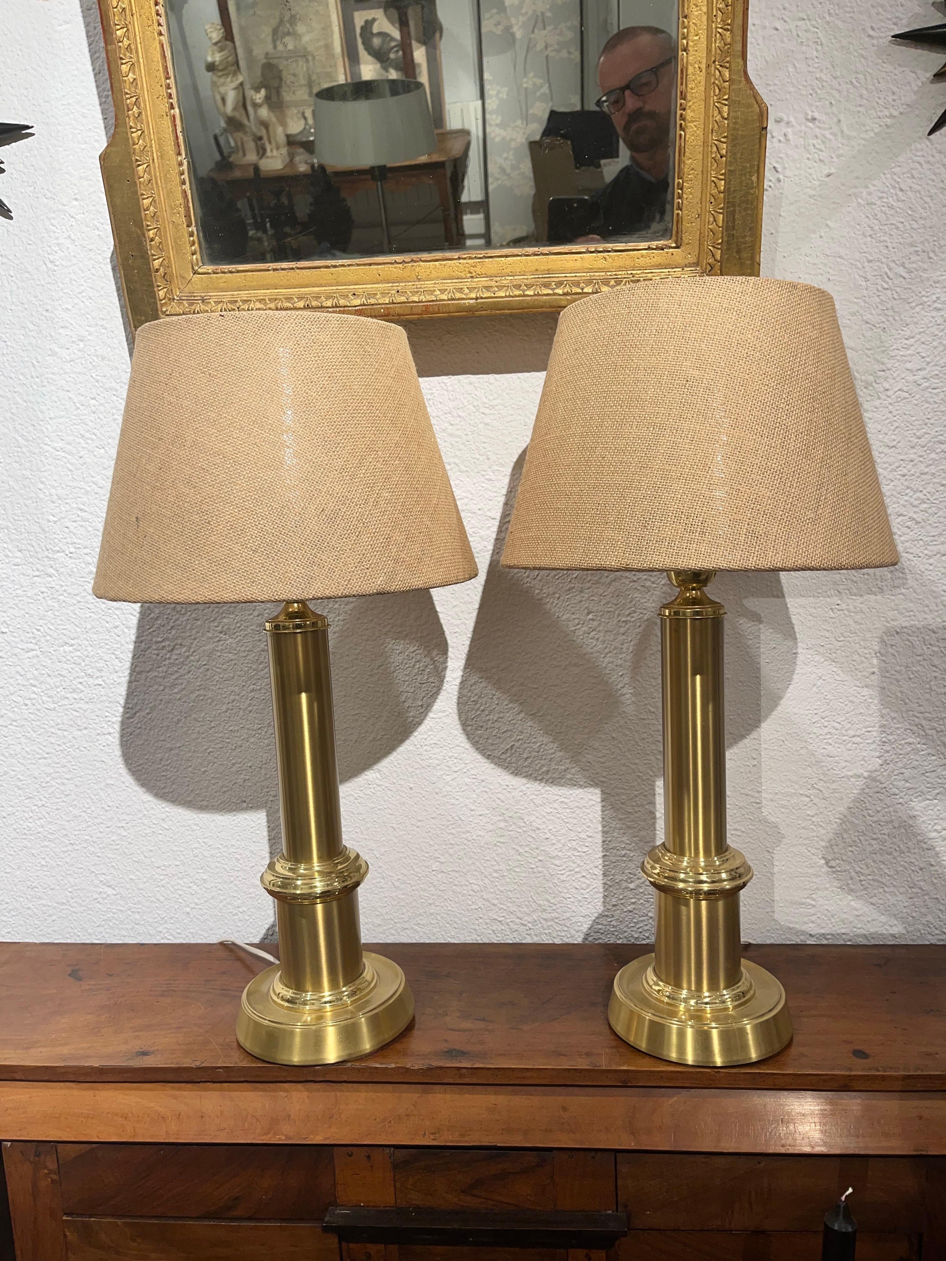 Laiton Paire de lampes de bureau suédoises en laiton par  Ewa Varnamo en vente